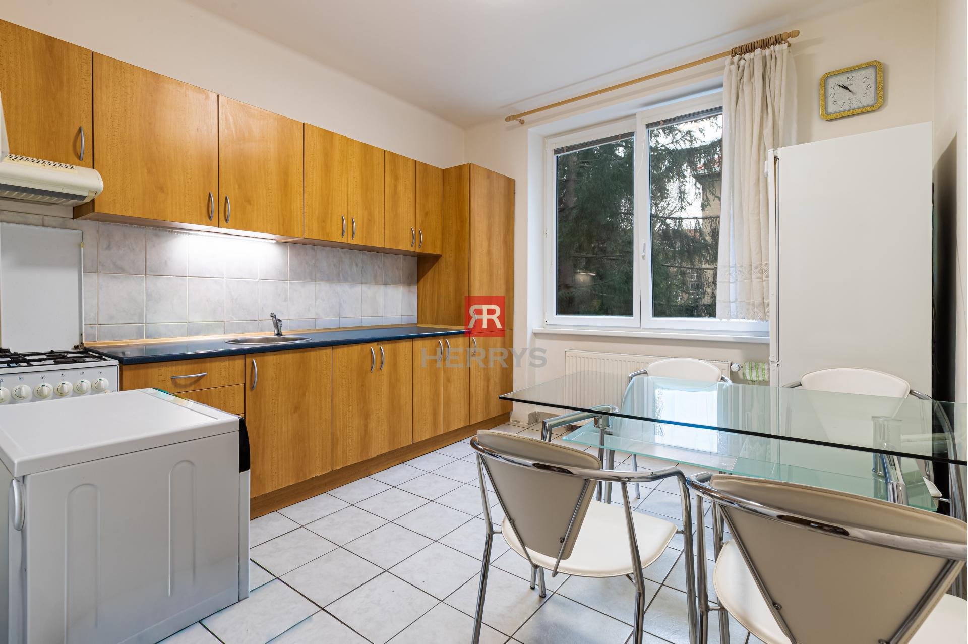 HERRYS - Na predaj výnimočný priestranný 3 izbový byt s pivnicou vo výbornej lokalite, na Trenčianskej ulici