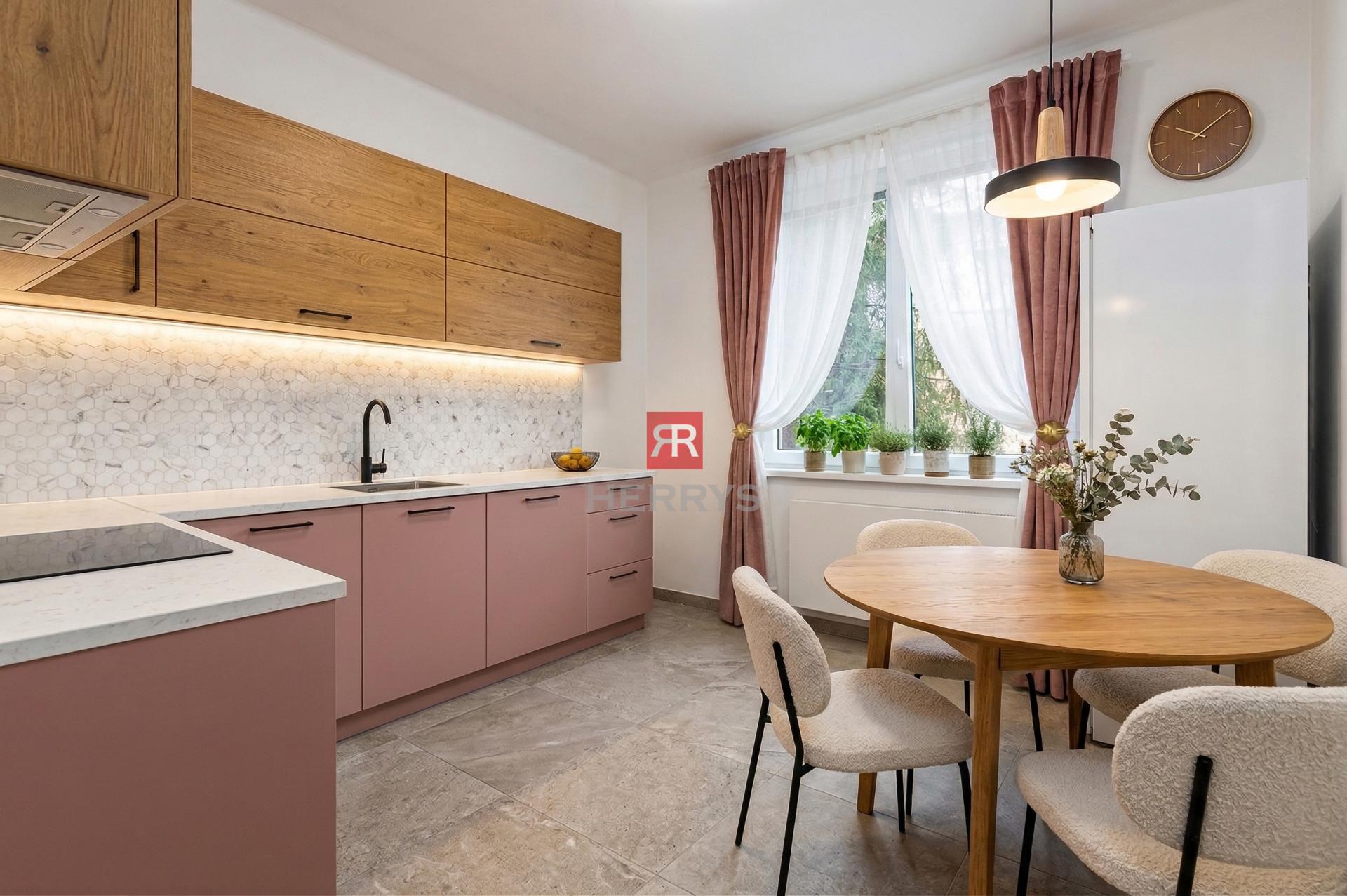 HERRYS - Na predaj výnimočný priestranný 3 izbový byt s pivnicou vo výbornej lokalite, na Trenčianskej ulici