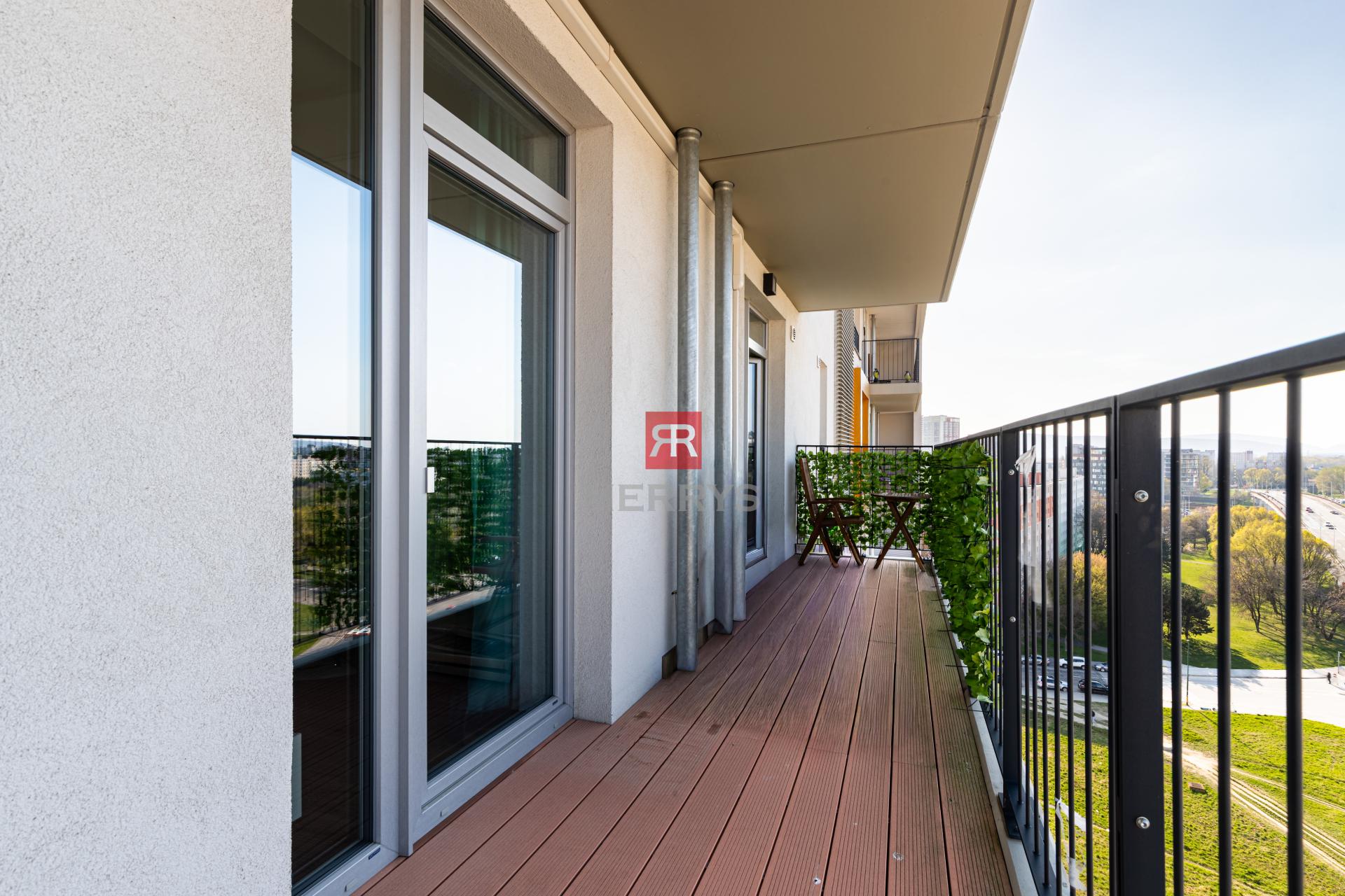 Atraktívny 2,5-izbový byt s výhľadom na Bratislavský hrad v Petržalka City II – Rusovská cesta.