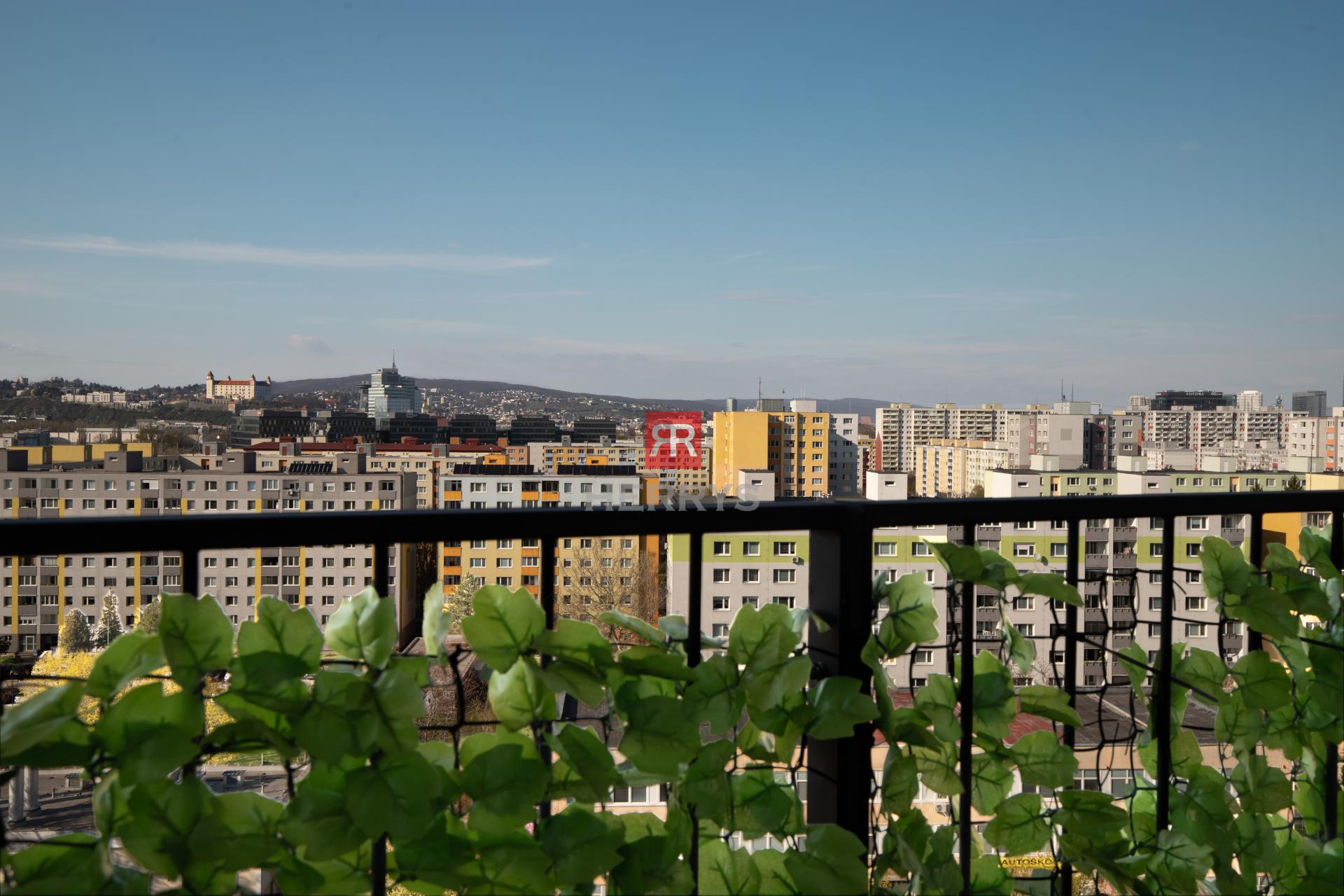 Atraktívny 2,5-izbový byt s výhľadom na Bratislavský hrad v Petržalka City II – Rusovská cesta.