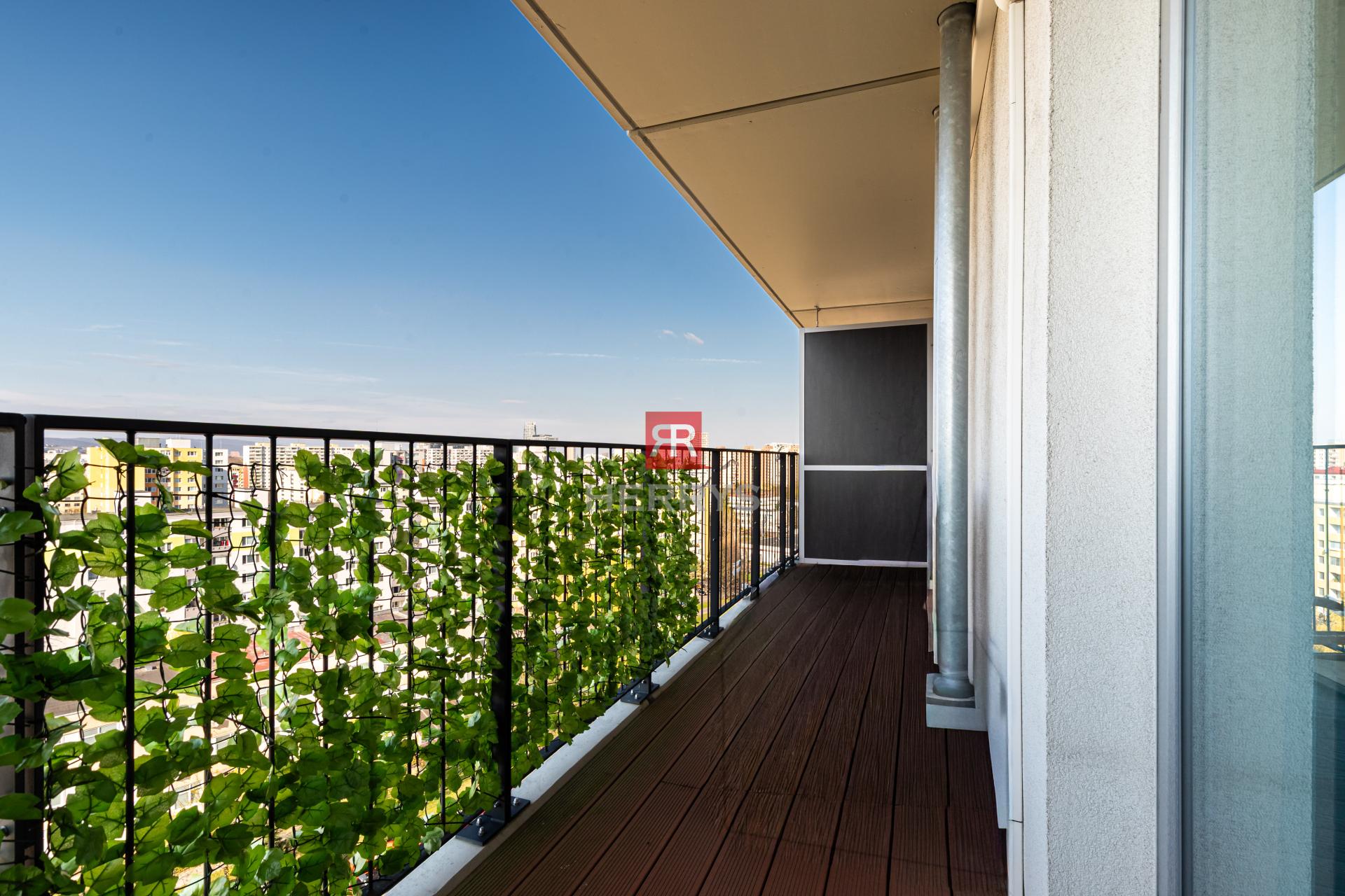 Atraktívny 2,5-izbový byt s výhľadom na Bratislavský hrad v Petržalka City II – Rusovská cesta.