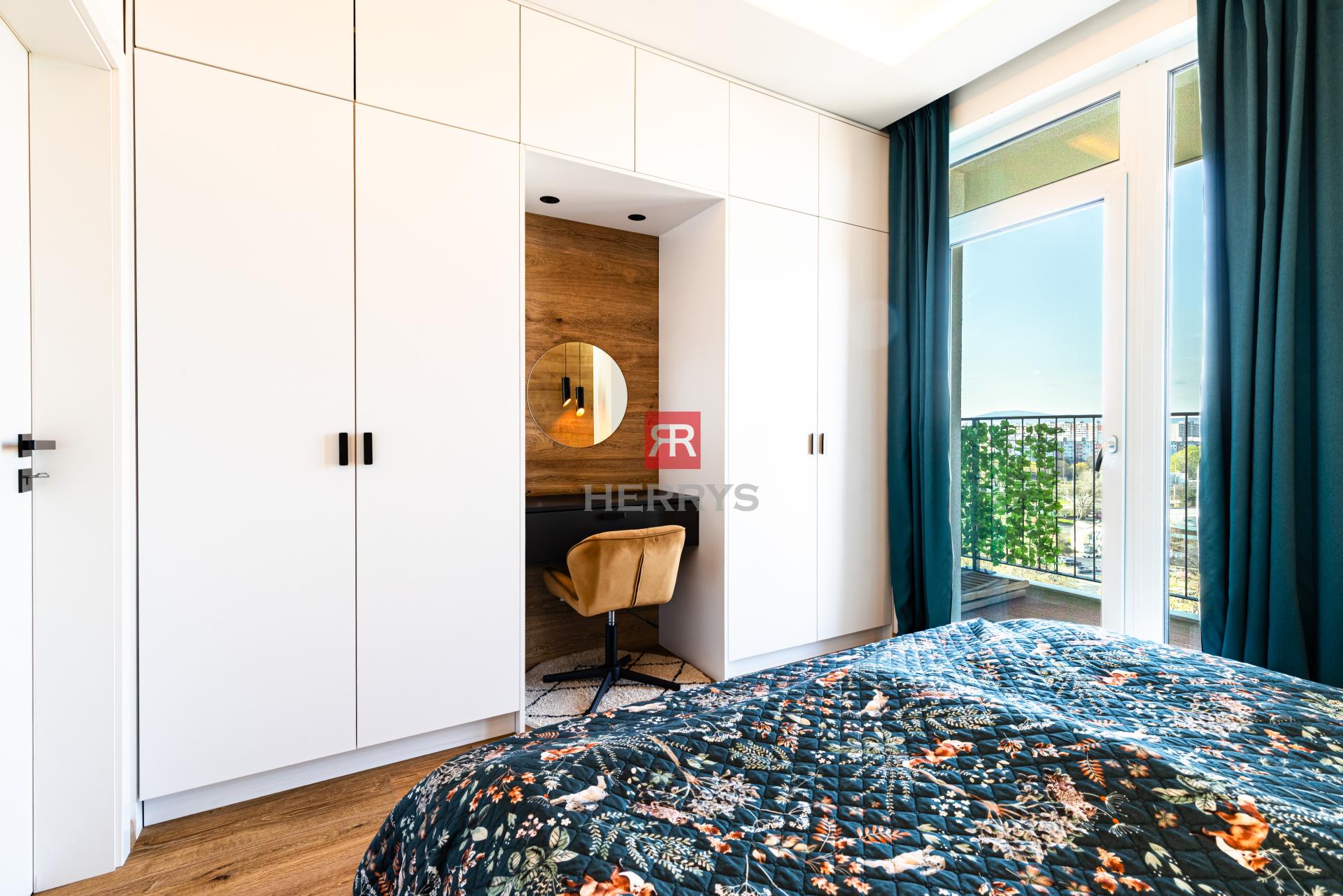 Atraktívny 2,5-izbový byt s výhľadom na Bratislavský hrad v Petržalka City II – Rusovská cesta.