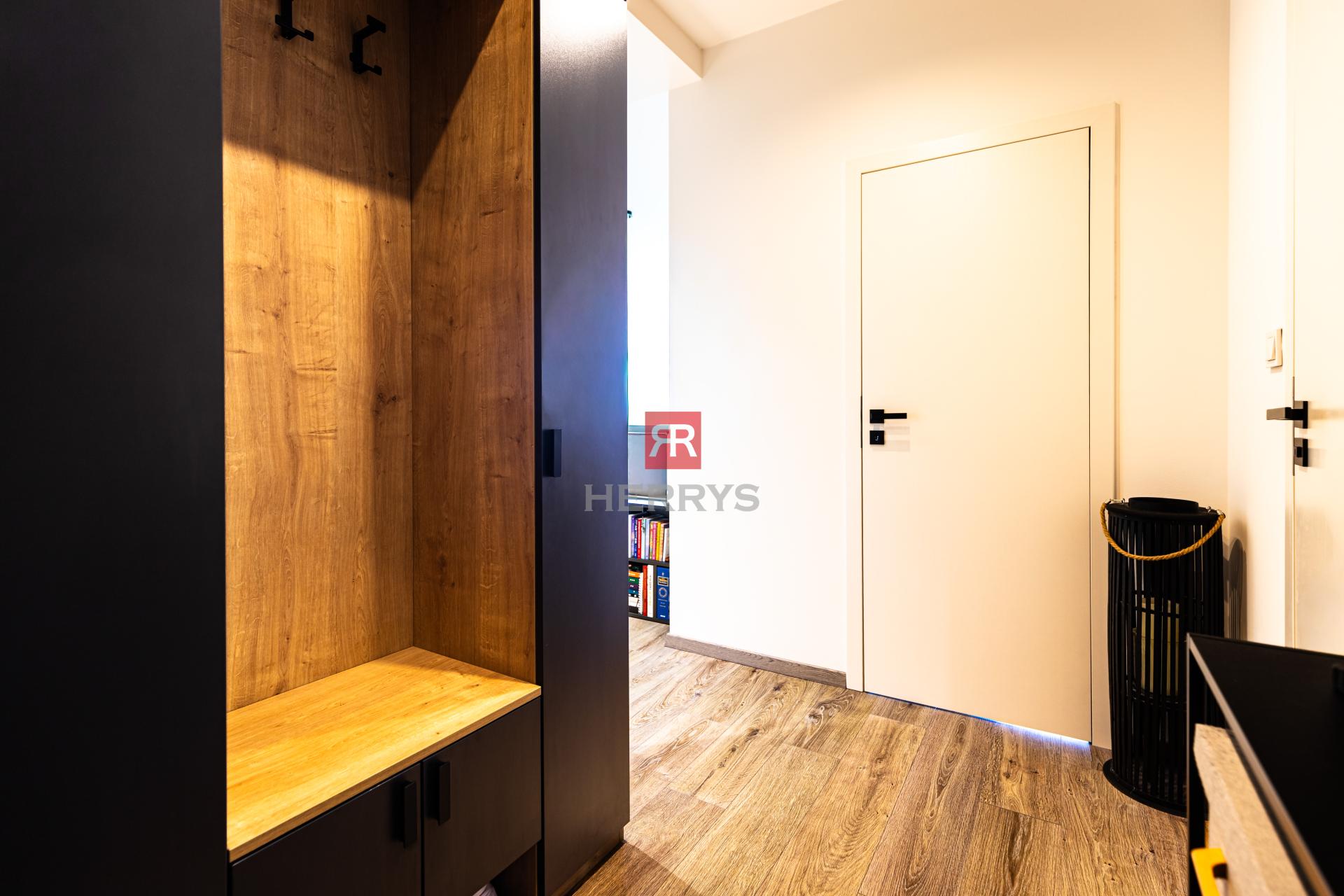 Atraktívny 2,5-izbový byt s výhľadom na Bratislavský hrad v Petržalka City II – Rusovská cesta.