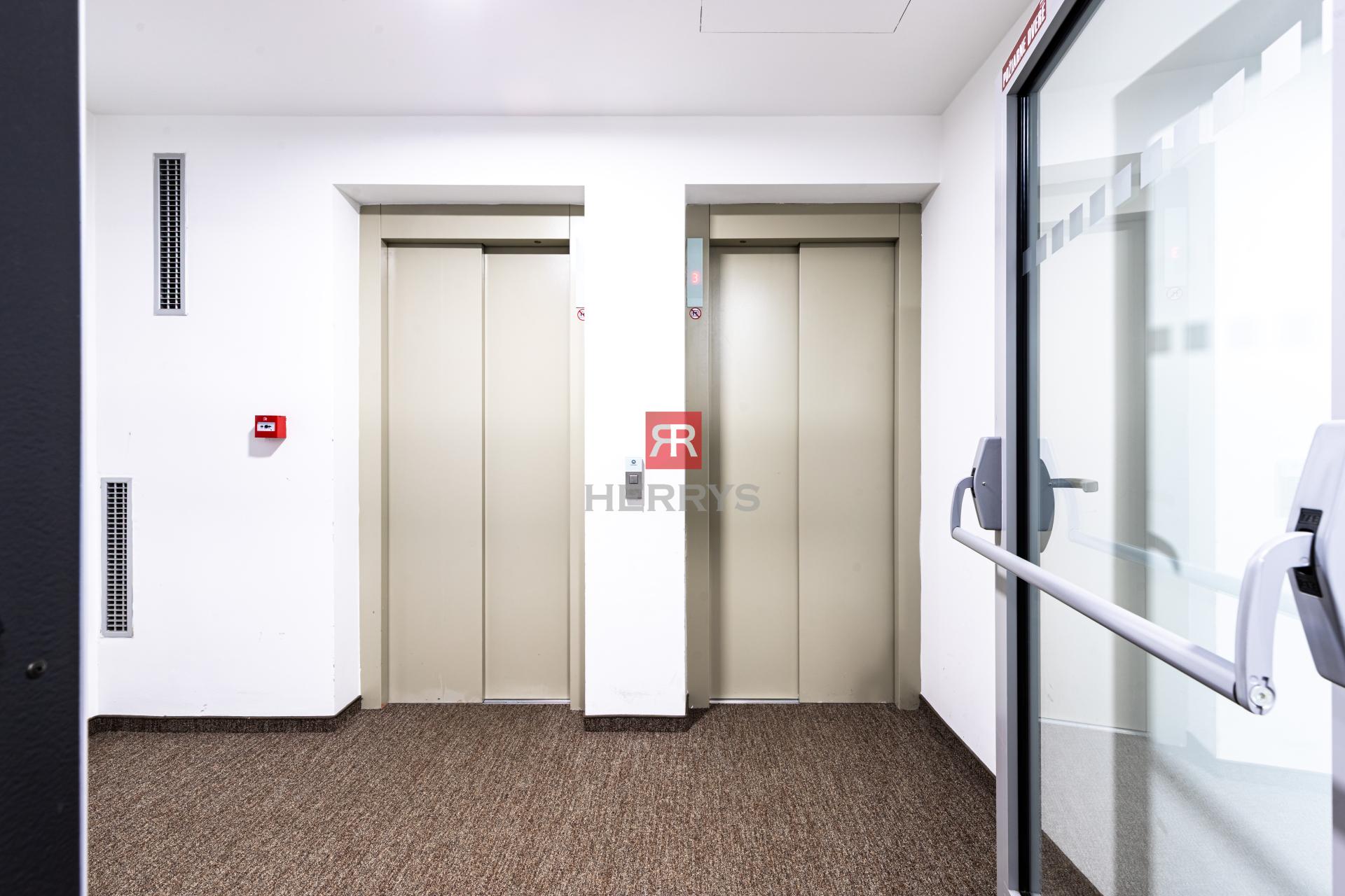 Atraktívny 2,5-izbový byt s výhľadom na Bratislavský hrad v Petržalka City II – Rusovská cesta.