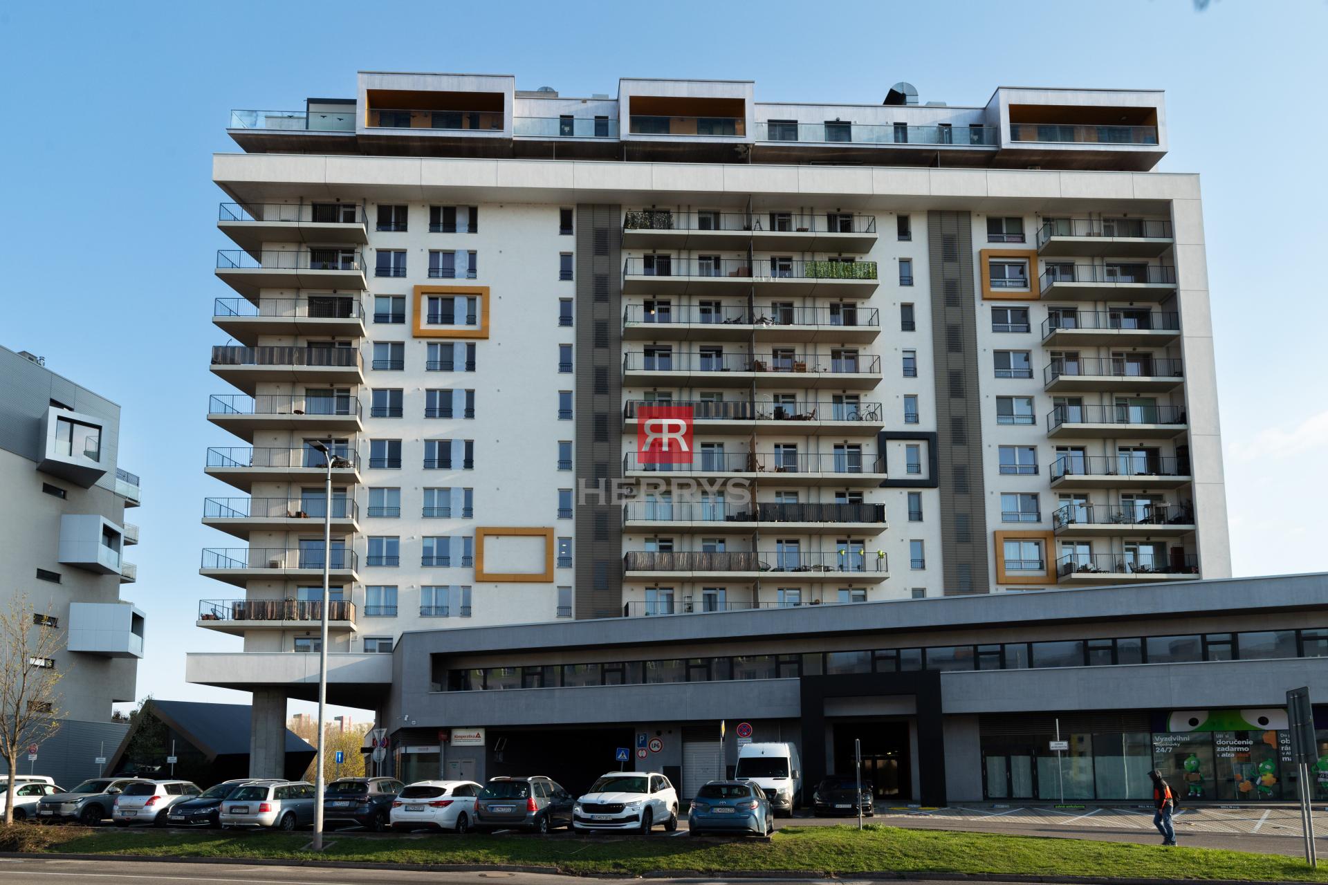 Atraktívny 2,5-izbový byt s výhľadom na Bratislavský hrad v Petržalka City II – Rusovská cesta.