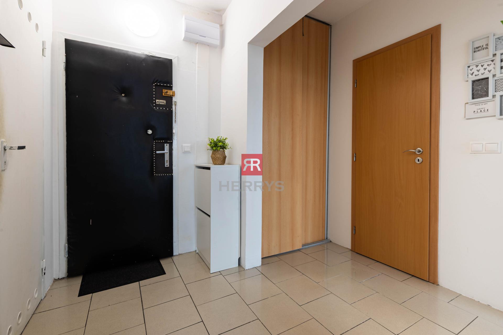 HERRYS – Na predaj 2-izbový byt s dostatkom úložného priestoru - klimatizácia, top poschodie, Rača&nbsp;