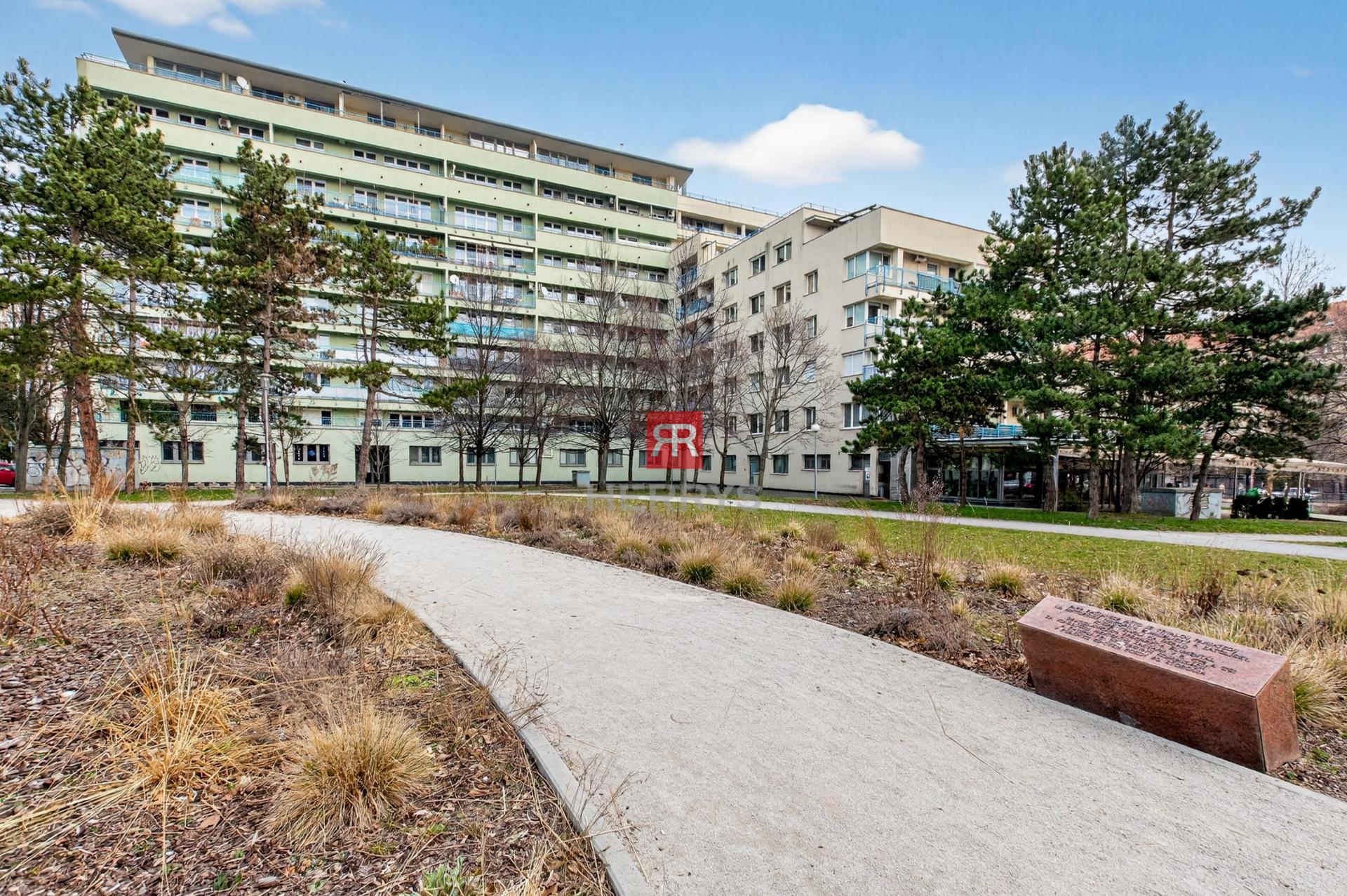 HERRYS - Na predaj veľkometrážny 3-izbový mezonet s 2 kúpeľňami na Račianskom mýte