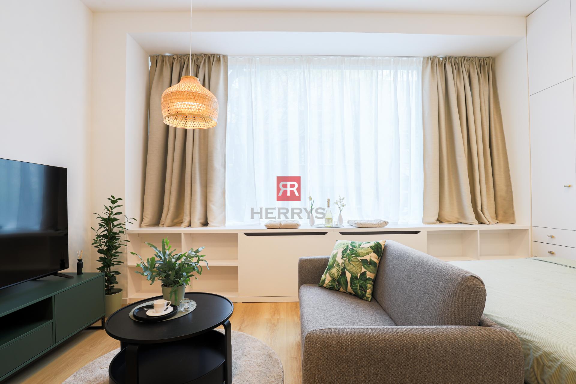 HERRYS - Na prenájom dizajnový 1,5 izbový apartmán v pamiatkovej budove UNO Poštová Residence