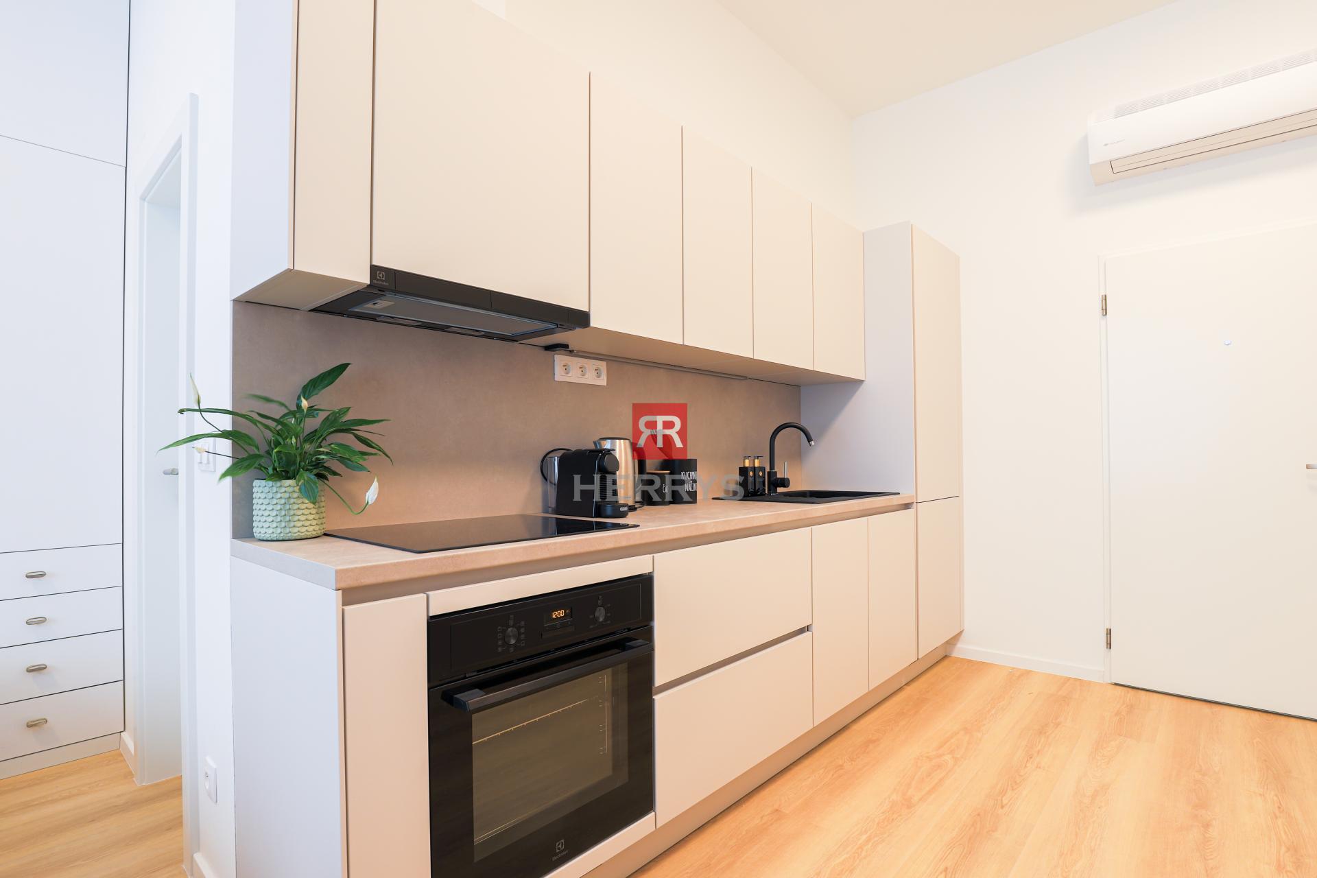 HERRYS - Na prenájom dizajnový 1,5 izbový apartmán v pamiatkovej budove UNO Poštová Residence