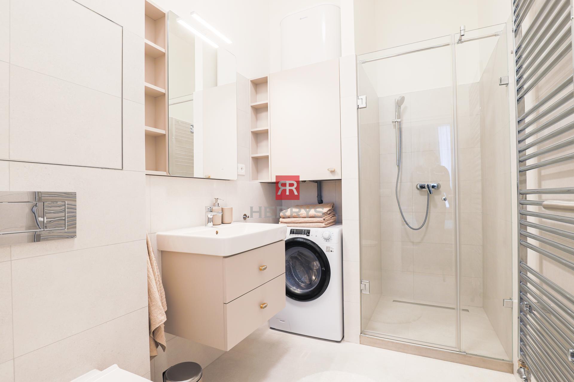 HERRYS - Na prenájom dizajnový 1,5 izbový apartmán v pamiatkovej budove UNO Poštová Residence