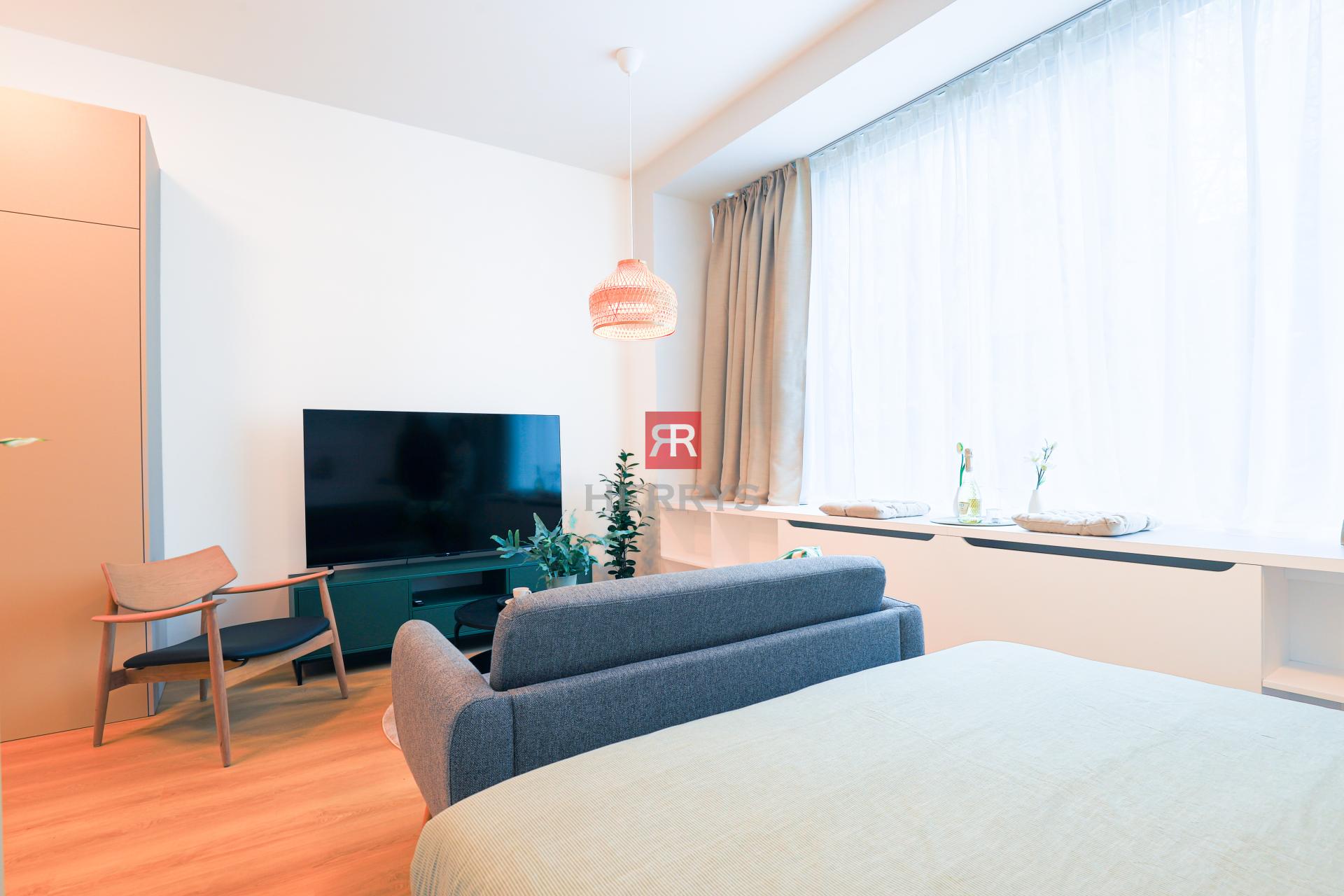 HERRYS - Na prenájom dizajnový 1,5 izbový apartmán v pamiatkovej budove UNO Poštová Residence