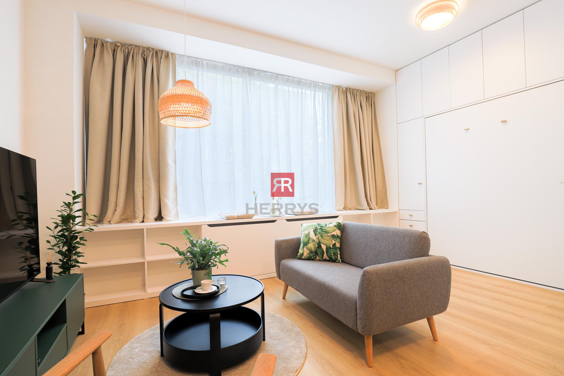 HERRYS - Na prenájom dizajnový 1,5 izbový apartmán v pamiatkovej budove UNO Poštová Residence