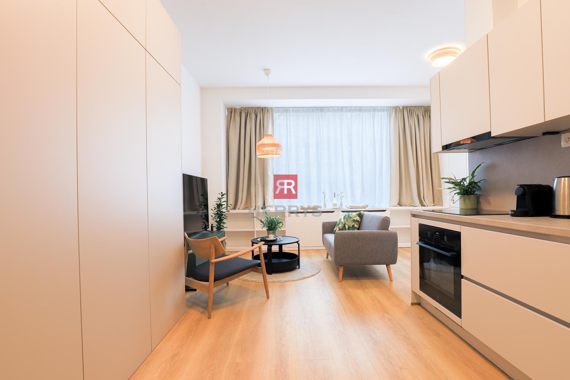 HERRYS - Na prenájom dizajnový 1,5 izbový apartmán v pamiatkovej budove UNO Poštová Residence