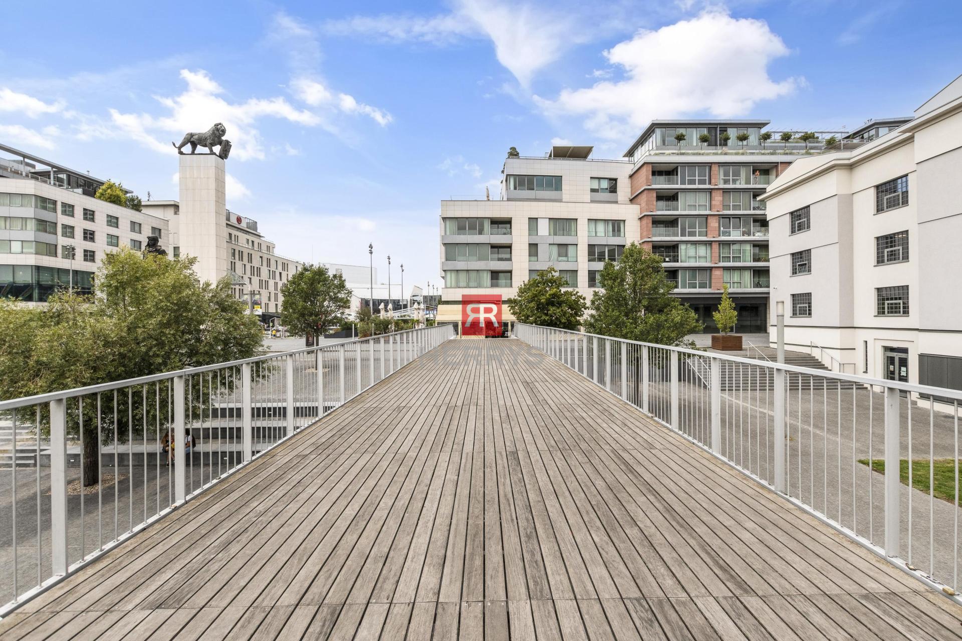 HERRYS - Na prenájom výnimočný 1-izbový byt, v&nbsp;komplexe EUROVEA, priamo na dunajskej promenáde