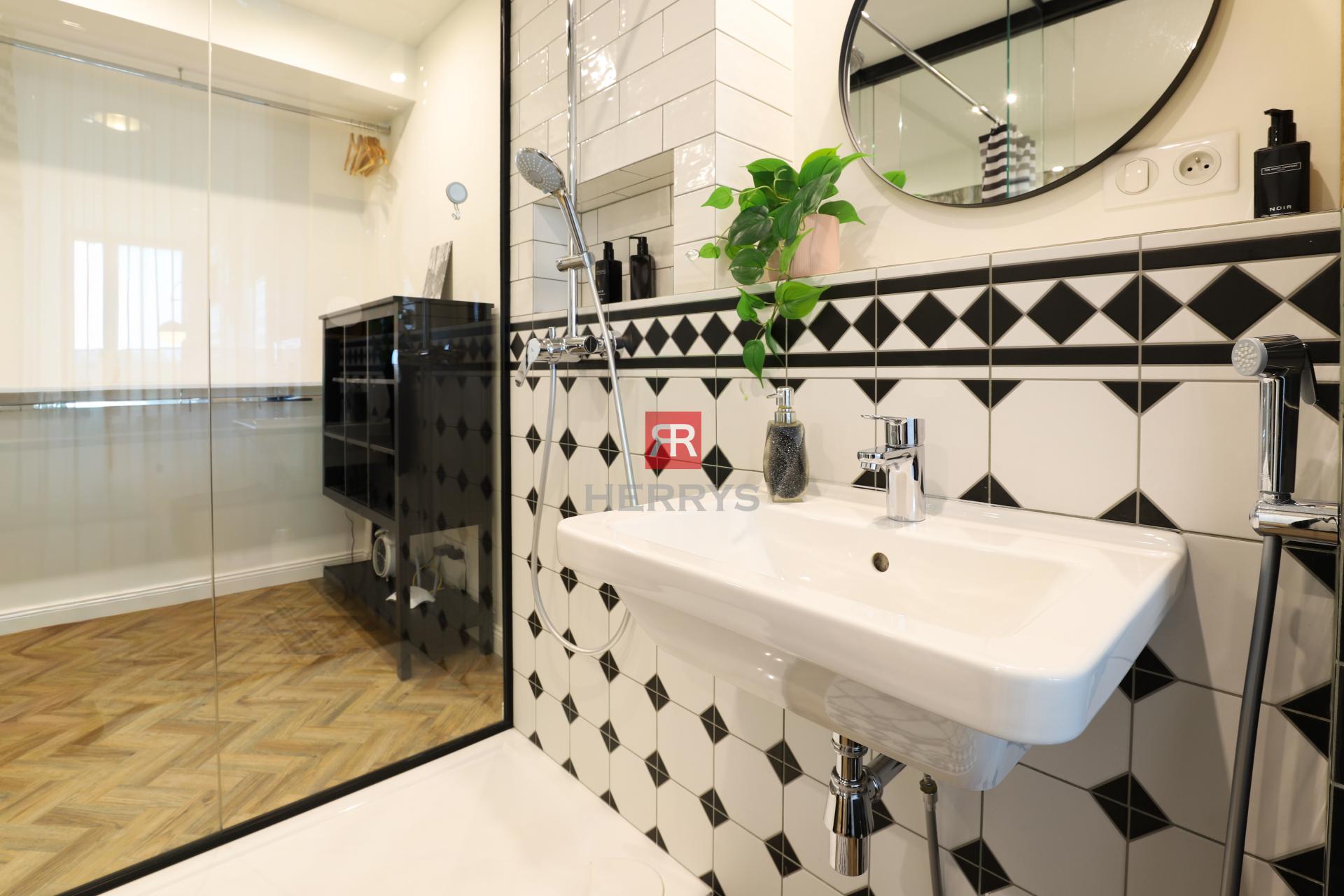 HERRYS - Na prenájom výnimočný 1-izbový byt, v&nbsp;komplexe EUROVEA, priamo na dunajskej promenáde