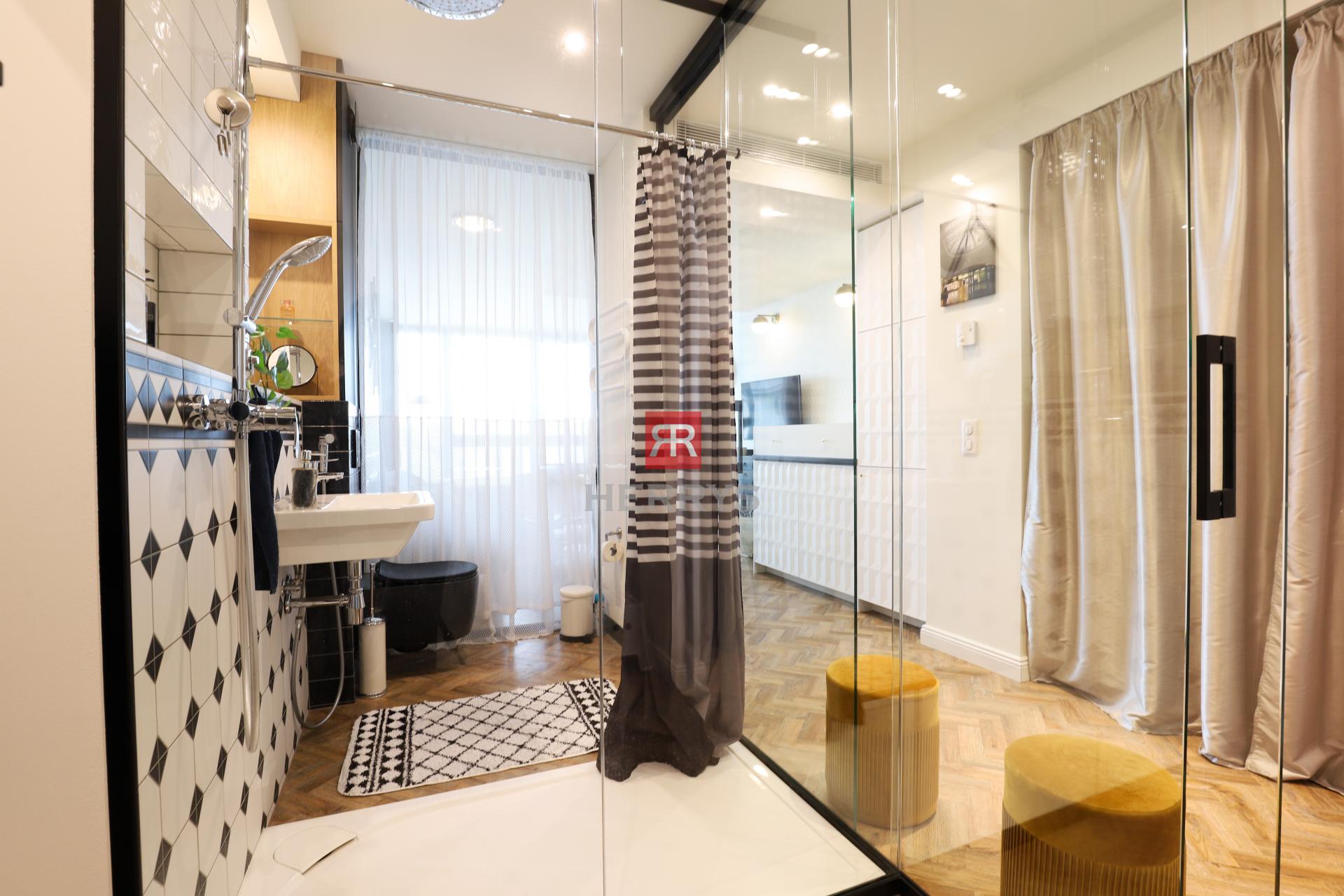 HERRYS - Na prenájom výnimočný 1-izbový byt, v&nbsp;komplexe EUROVEA, priamo na dunajskej promenáde