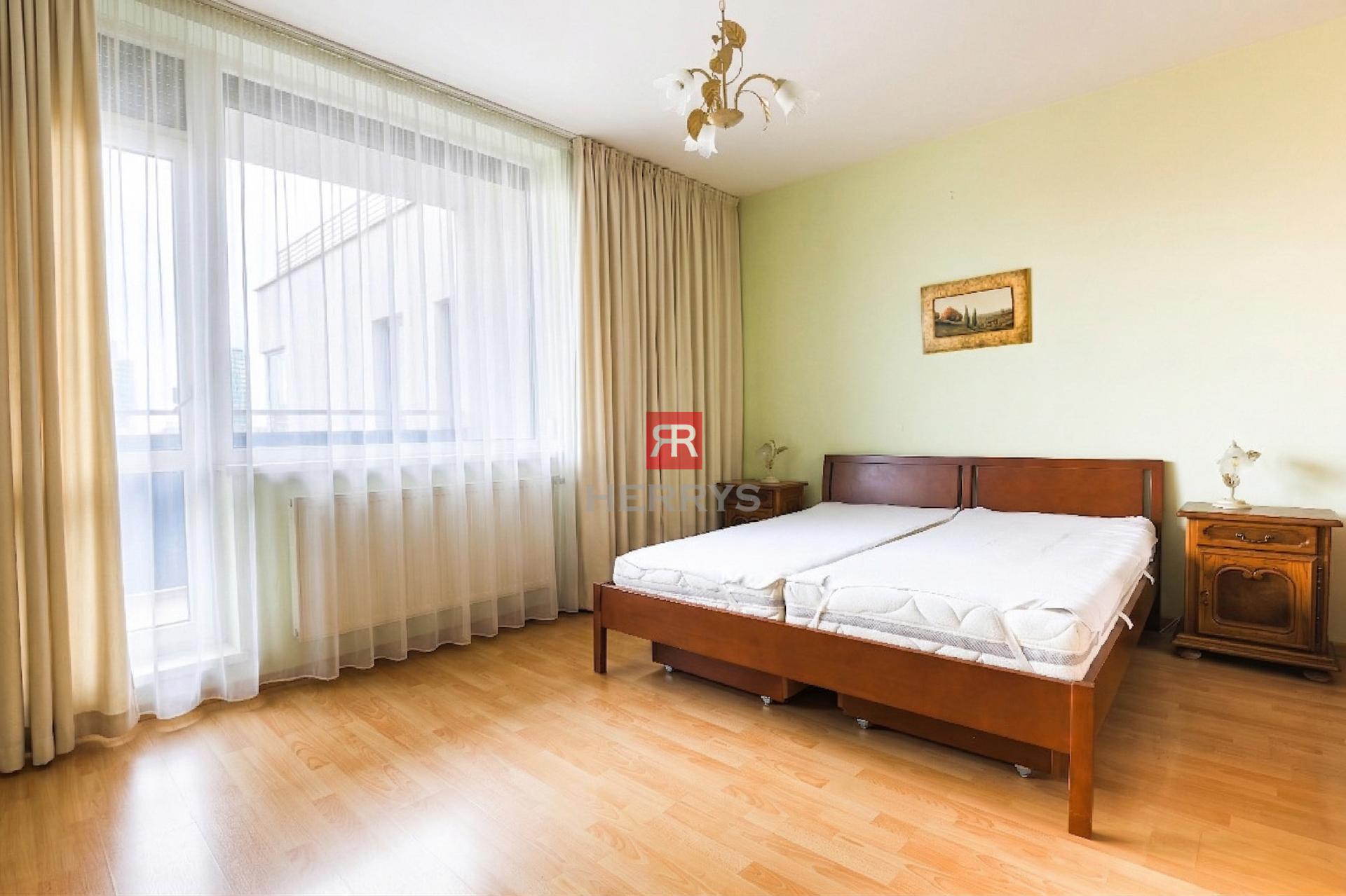 HERRYS - Na prenájom veľkorysý 3-izbový byt so šatníkmi a parkovaním na Dunajskej ulici