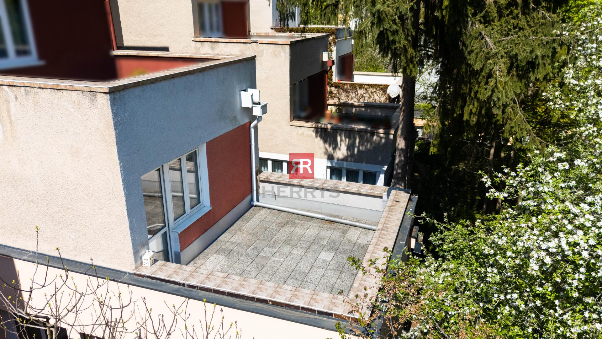 HERRYS - &nbsp;Na predaj 3-izbový byt v tehlovom dome s terasami a garážou v tesnej blízkosti lesa