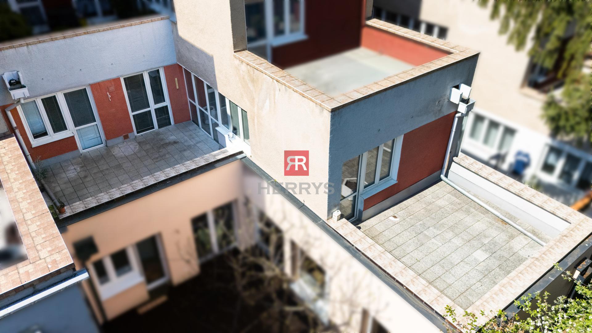 HERRYS - &nbsp;Na predaj 3-izbový byt v tehlovom dome s terasami a garážou v tesnej blízkosti lesa