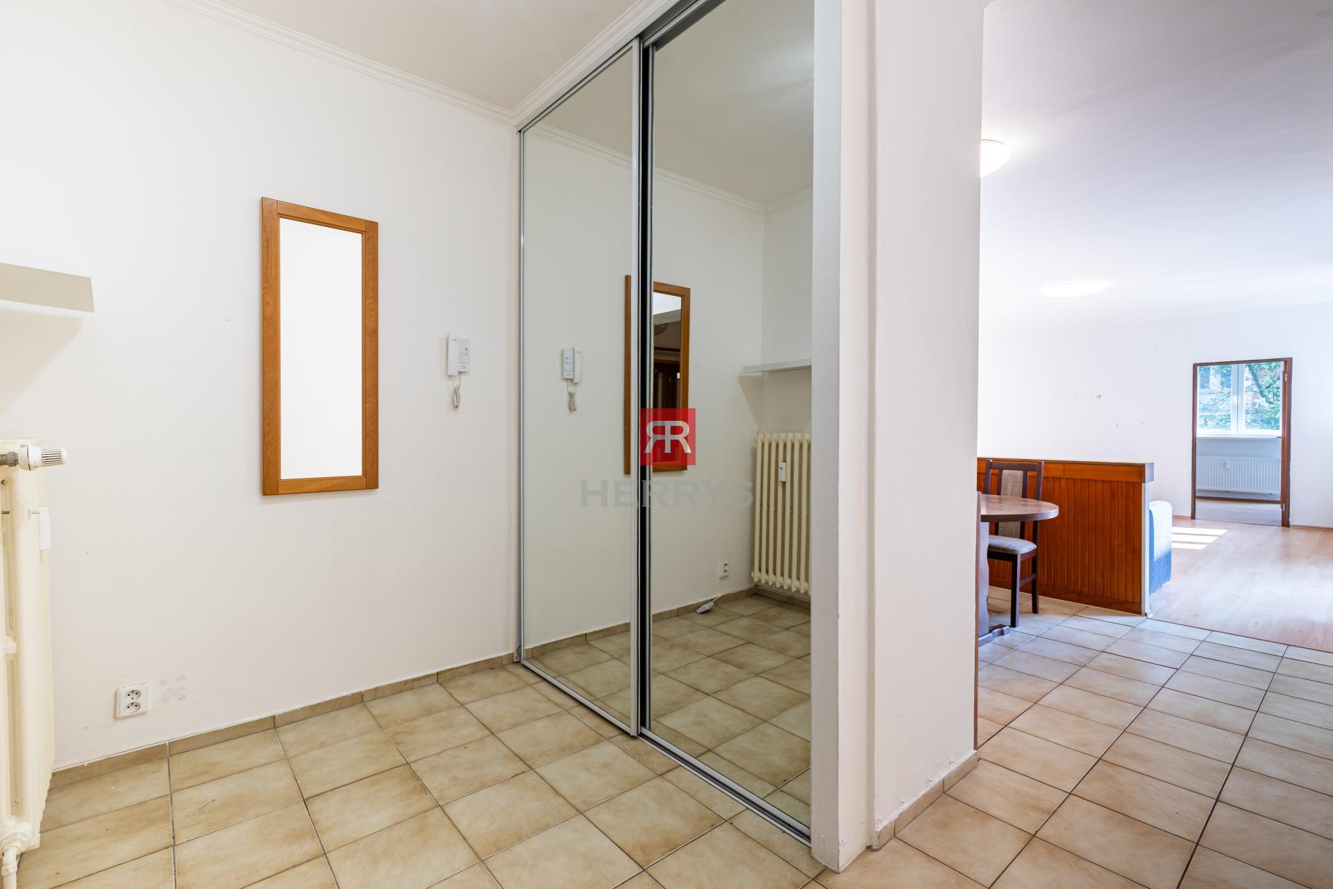 HERRYS - &nbsp;Na predaj 3-izbový byt v tehlovom dome s terasami a garážou v tesnej blízkosti lesa