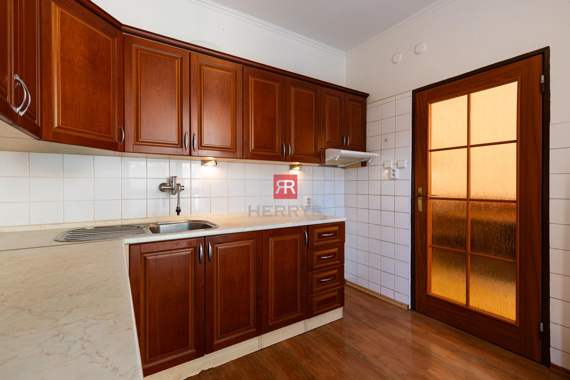 HERRYS - &nbsp;Na predaj 3-izbový byt v tehlovom dome s terasami a garážou v tesnej blízkosti lesa