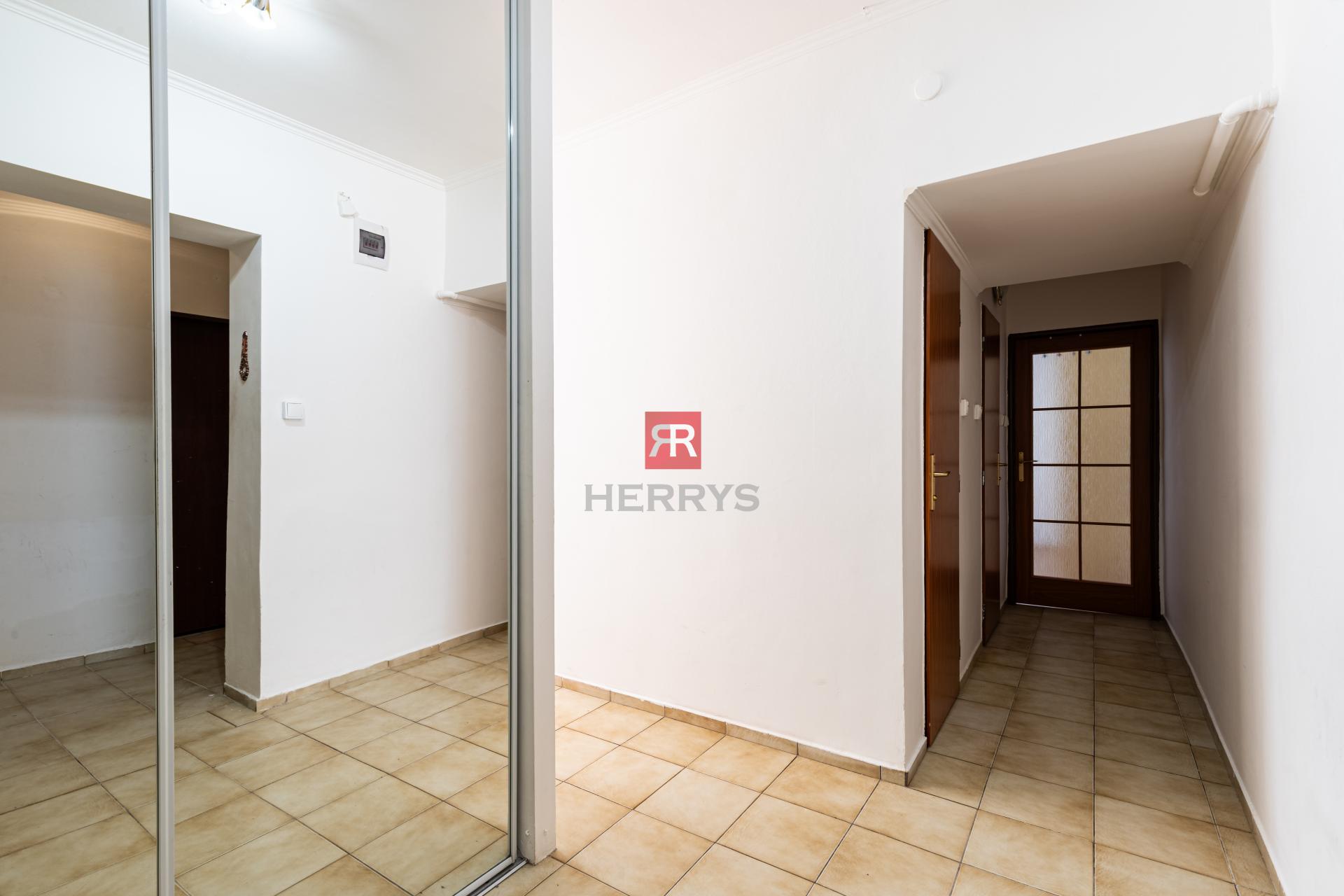 HERRYS - &nbsp;Na predaj 3-izbový byt v tehlovom dome s terasami a garážou v tesnej blízkosti lesa