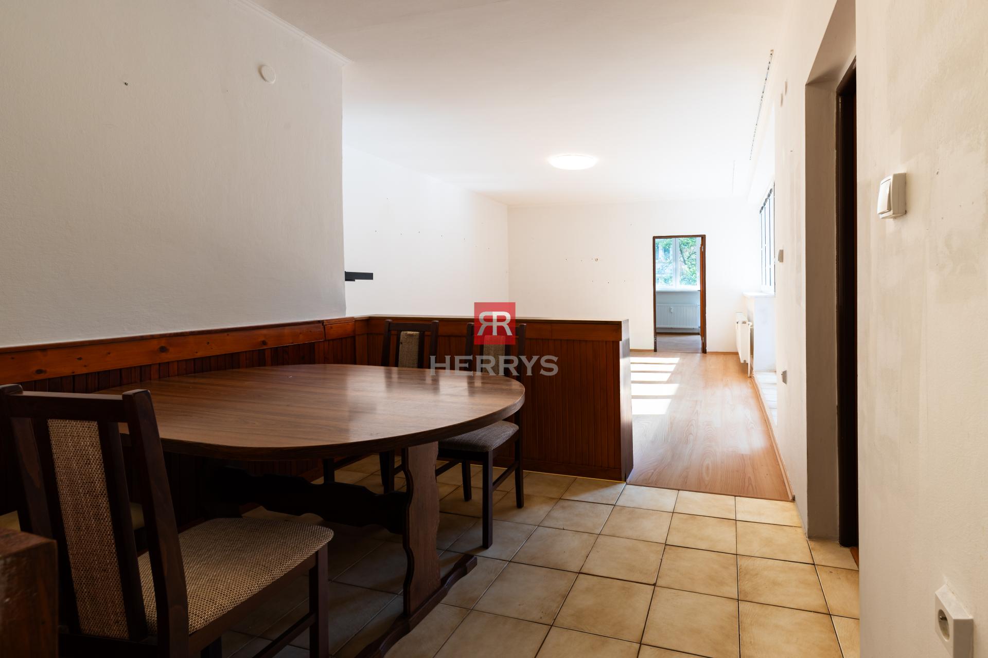 HERRYS - &nbsp;Na predaj 3-izbový byt v tehlovom dome s terasami a garážou v tesnej blízkosti lesa