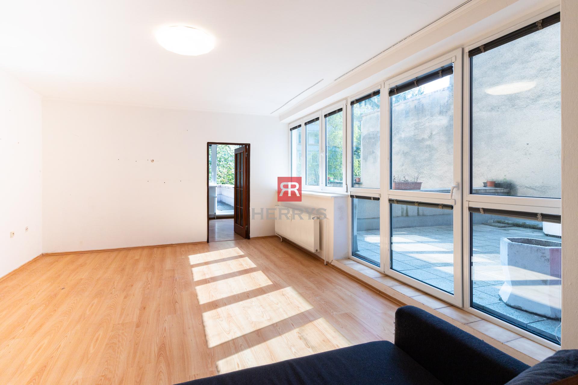 HERRYS - &nbsp;Na predaj 3-izbový byt v tehlovom dome s terasami a garážou v tesnej blízkosti lesa