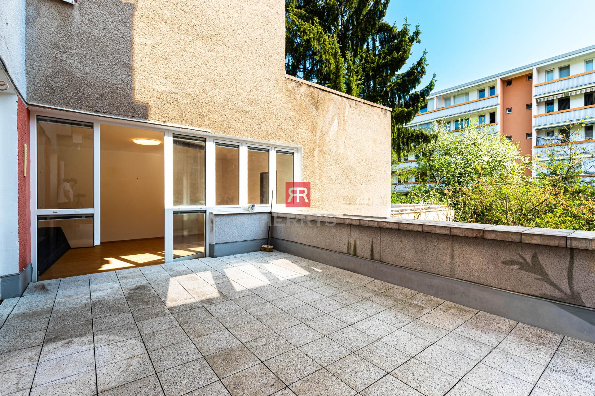 HERRYS - &nbsp;Na predaj 3-izbový byt v tehlovom dome s terasami a garážou v tesnej blízkosti lesa