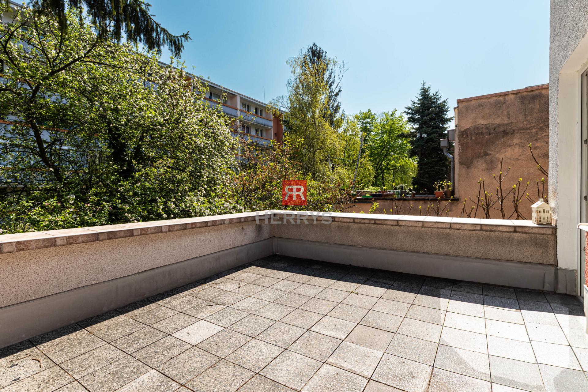 HERRYS - &nbsp;Na predaj 3-izbový byt v tehlovom dome s terasami a garážou v tesnej blízkosti lesa