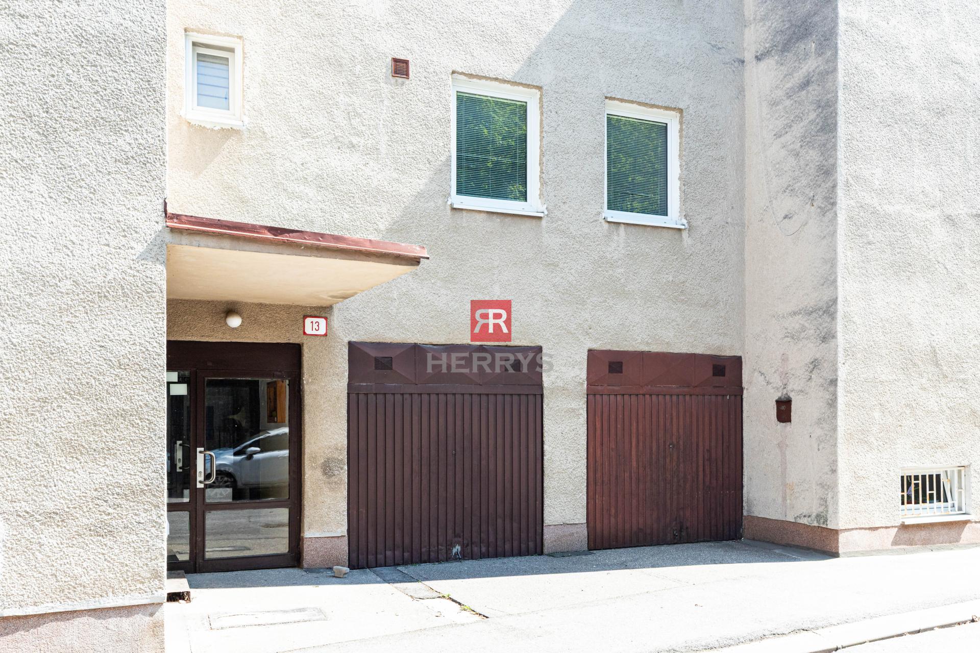 HERRYS - &nbsp;Na predaj 3-izbový byt v tehlovom dome s terasami a garážou v tesnej blízkosti lesa