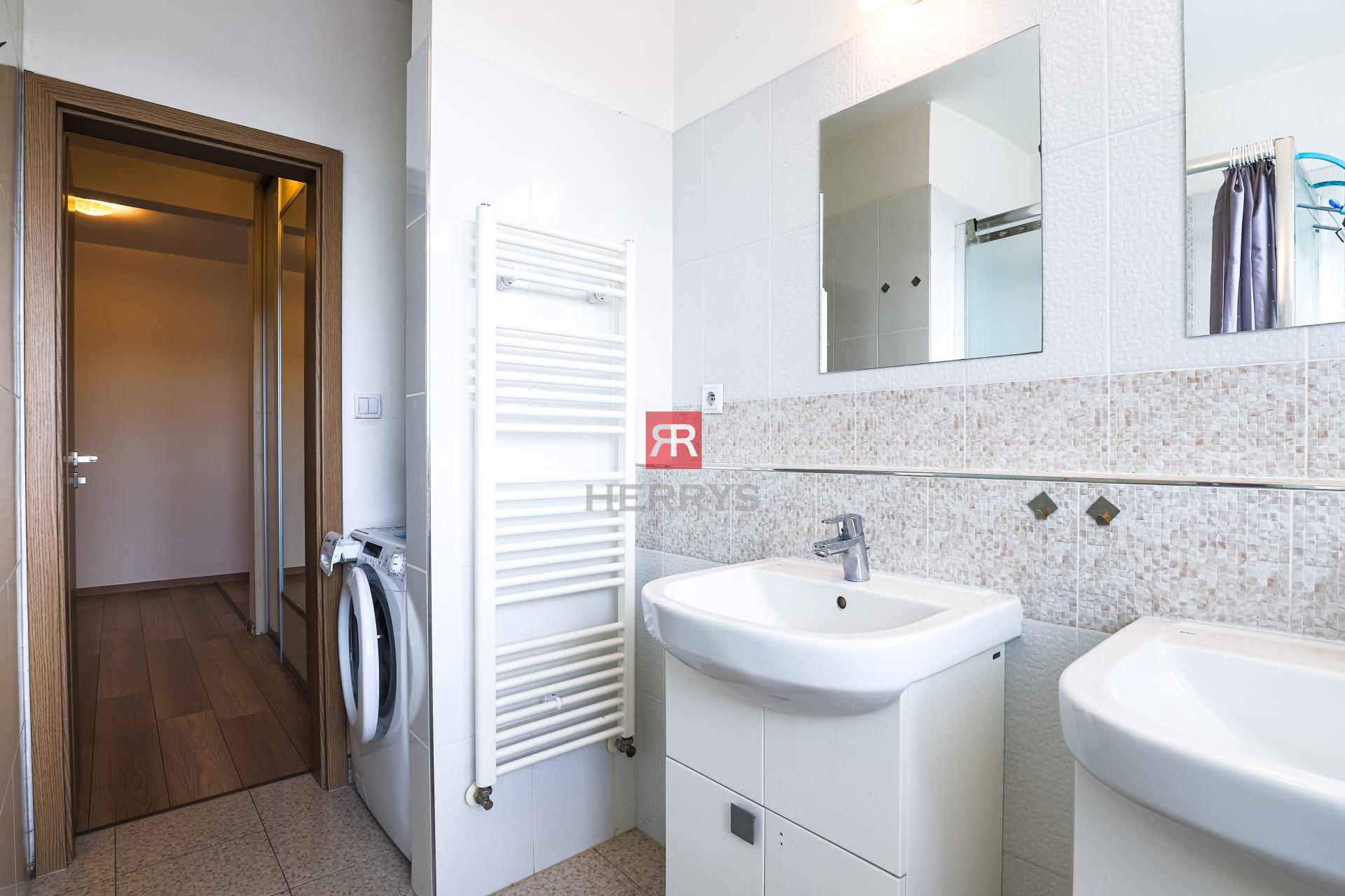 HERRYS - For rent 3-room unfurnished apartment, Banšelova street