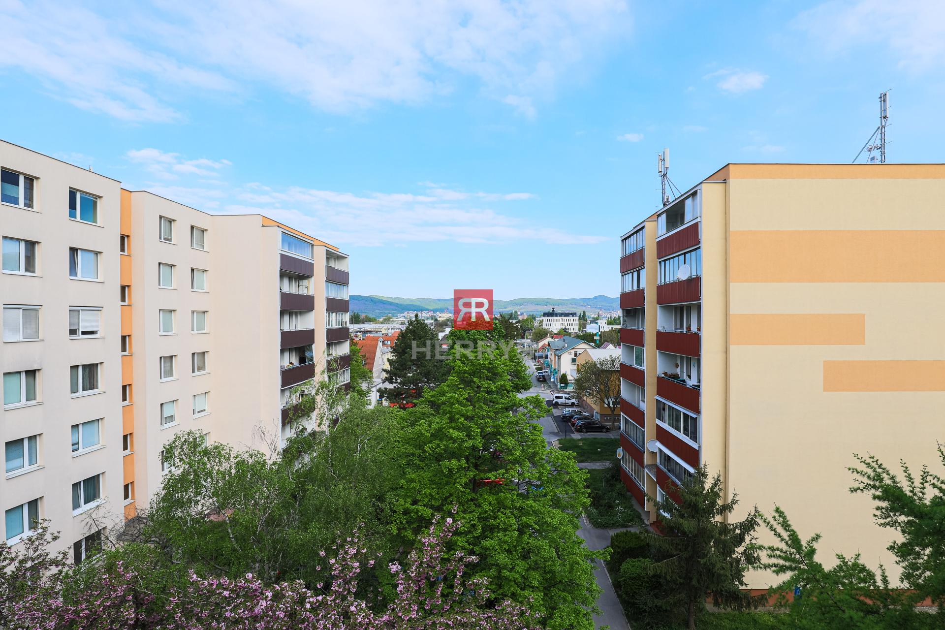 HERRYS - For rent 3-room unfurnished apartment, Banšelova street