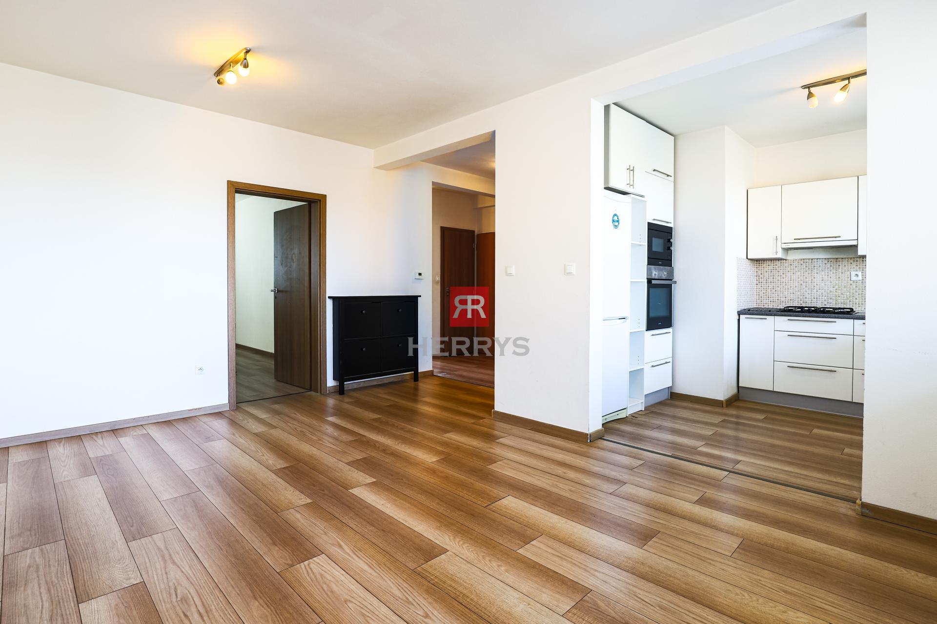 HERRYS - For rent 3-room unfurnished apartment, Banšelova street