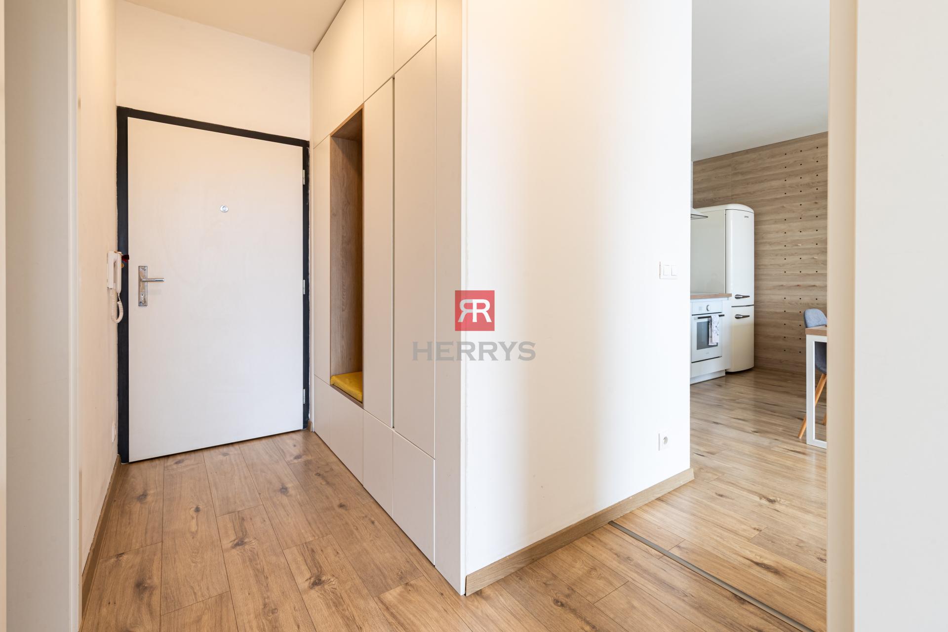 HERRYS – Štýlový 2-izbový byt s hrejivou atmosférou na najvyššom poschodí &nbsp;| S parkovaním | Slnečnice Viladomy