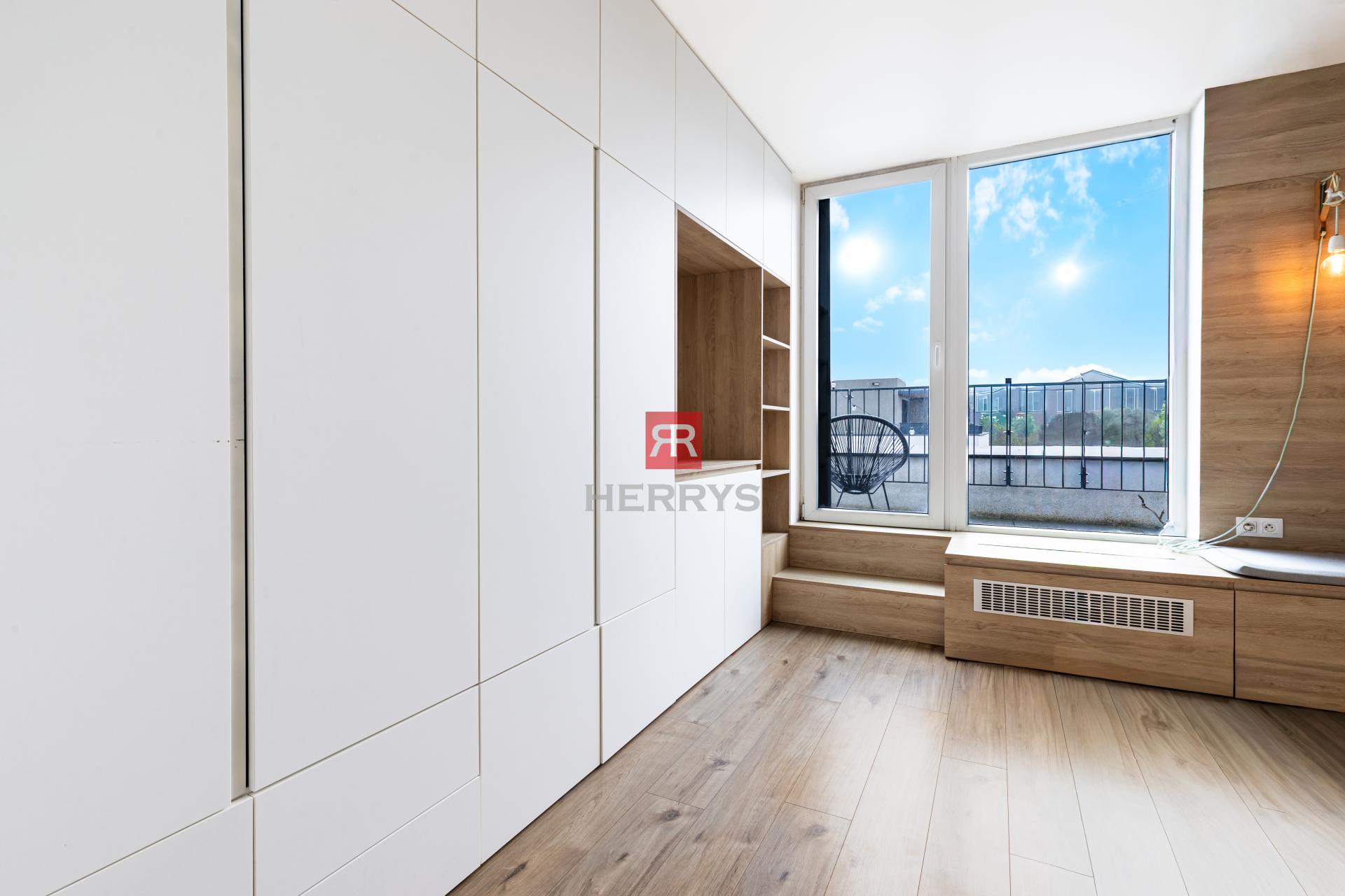 HERRYS – Štýlový 2-izbový byt s hrejivou atmosférou na najvyššom poschodí &nbsp;| S parkovaním | Slnečnice Viladomy