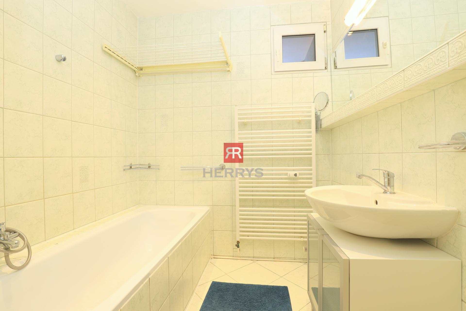 HERRYS - For sale spacious 3 rooms apartment with balcony, cellar and good parking possibilities