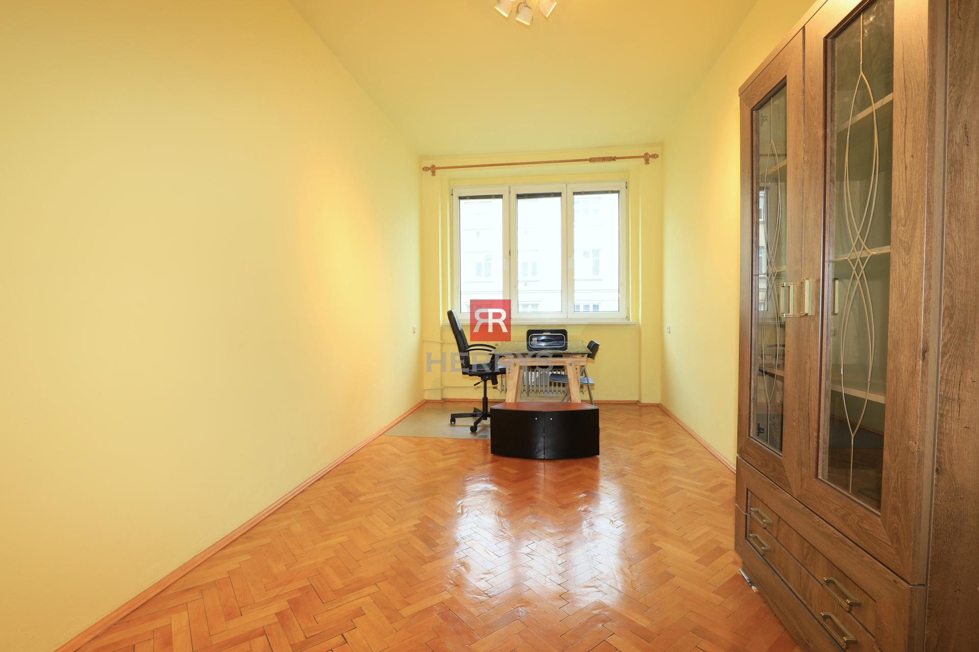 HERRYS - For sale spacious 3 rooms apartment with balcony, cellar and good parking possibilities