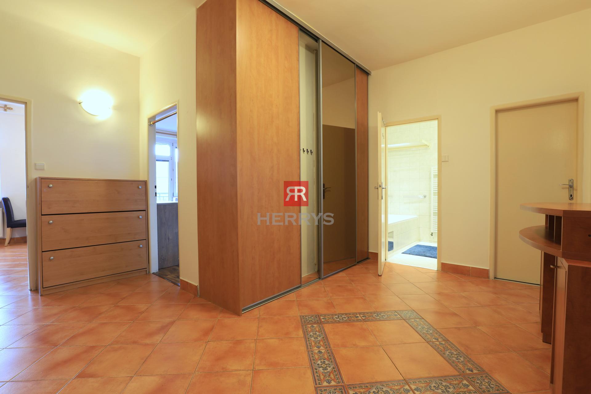 HERRYS - For sale spacious 3 rooms apartment with balcony, cellar and good parking possibilities