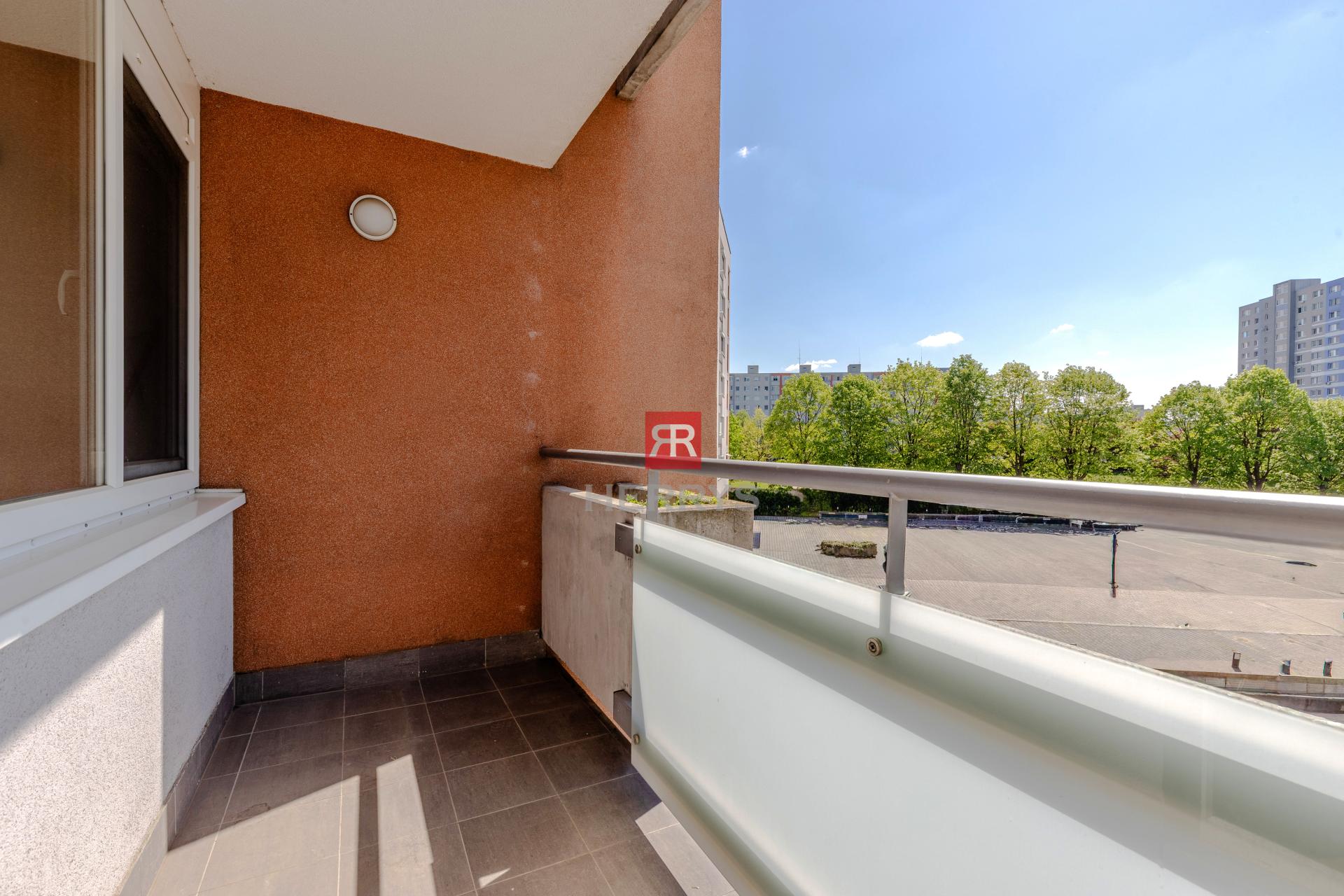HERRYS - Spacious 2-bedroom apartment with a loggia for sale near Aupark