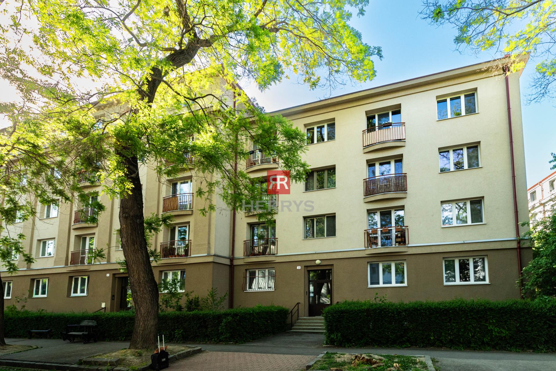 HERRYS - Na predaj priestranný 2,5-izbový byt po kompletnej rekonštrukcii v obľúbenej lokalite 500 bytov – Kulíškova ulica
