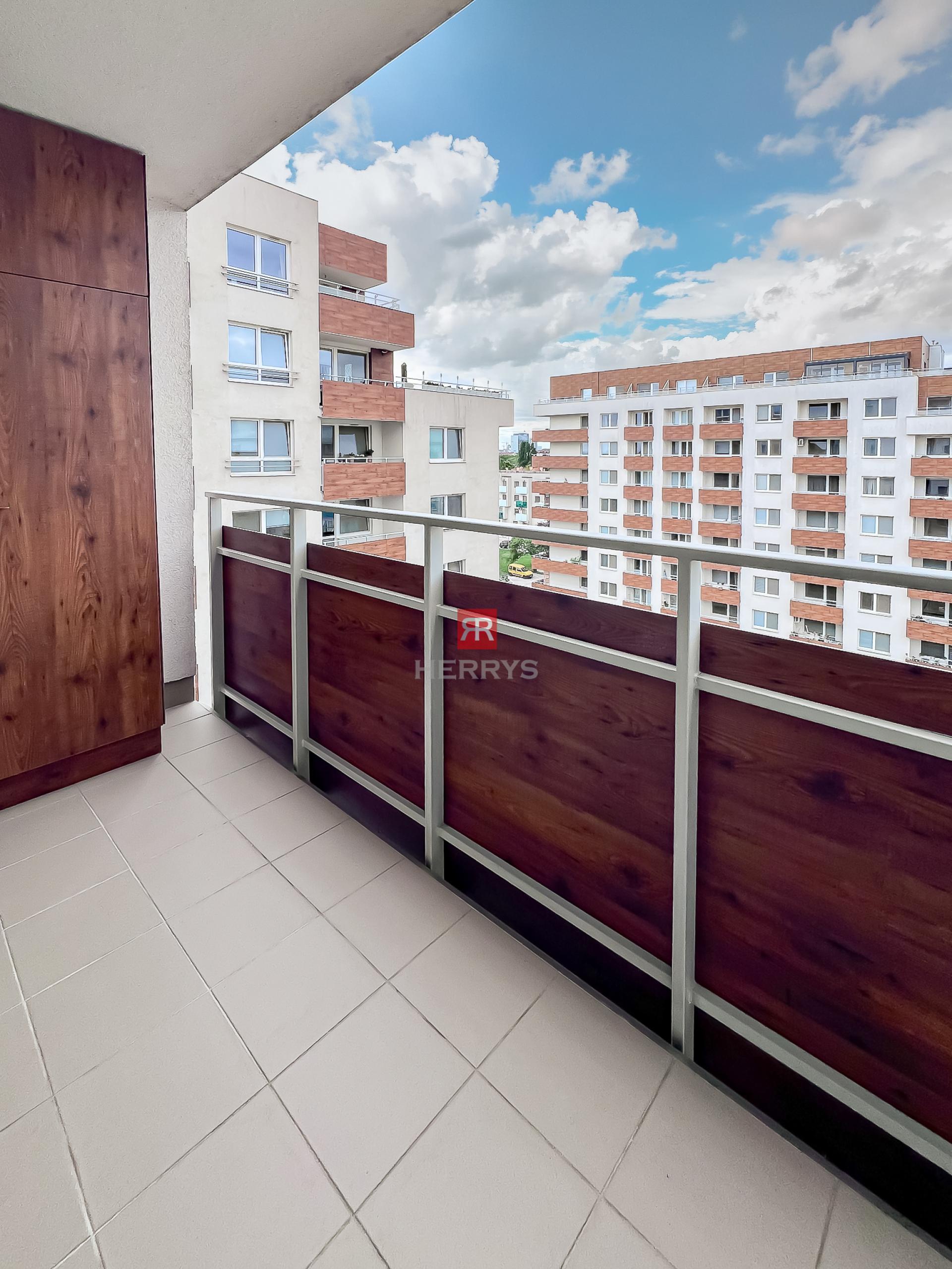 HERRYS - Na prenájom priestranný 2-izbový byt s terasou | BA-Nové mesto | S Parkovaním&nbsp;