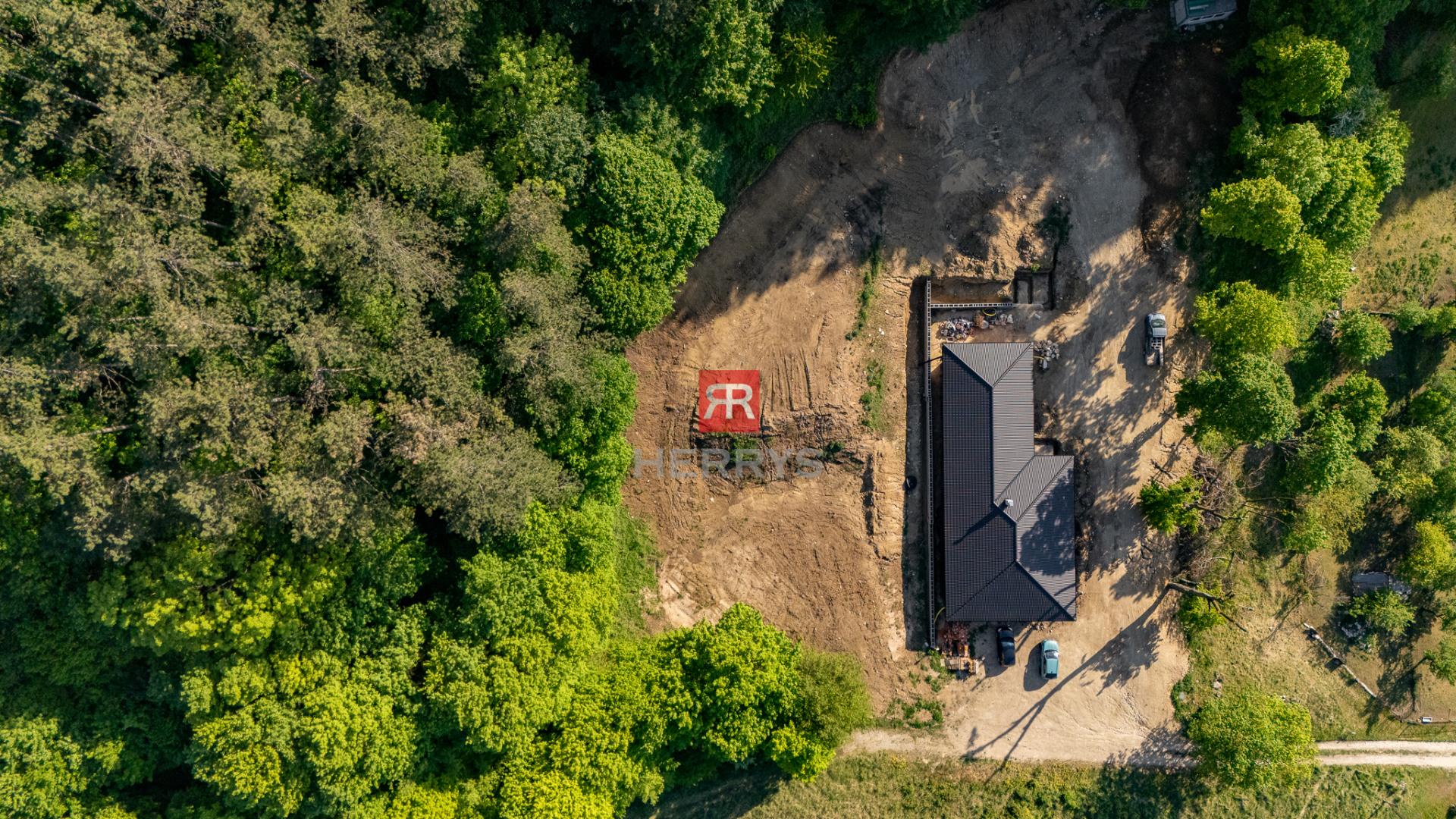 Unikátny stavebný pozemok 1902 m² pod Čachtickým hradom – projekt v cene