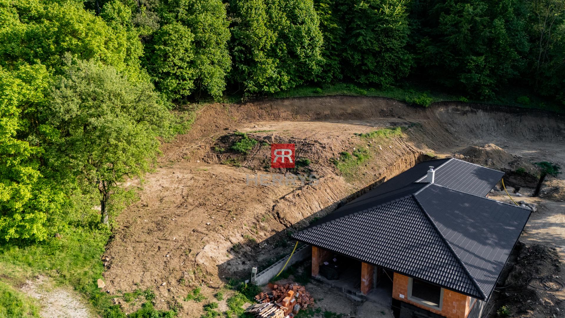Unikátny stavebný pozemok 1902 m² pod Čachtickým hradom – projekt v cene