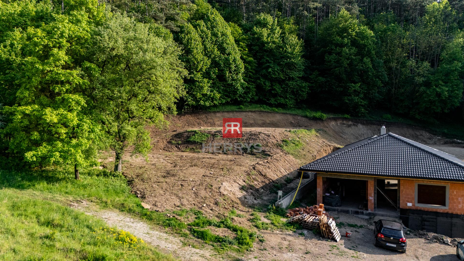 Unikátny stavebný pozemok 1902 m² pod Čachtickým hradom – projekt v cene