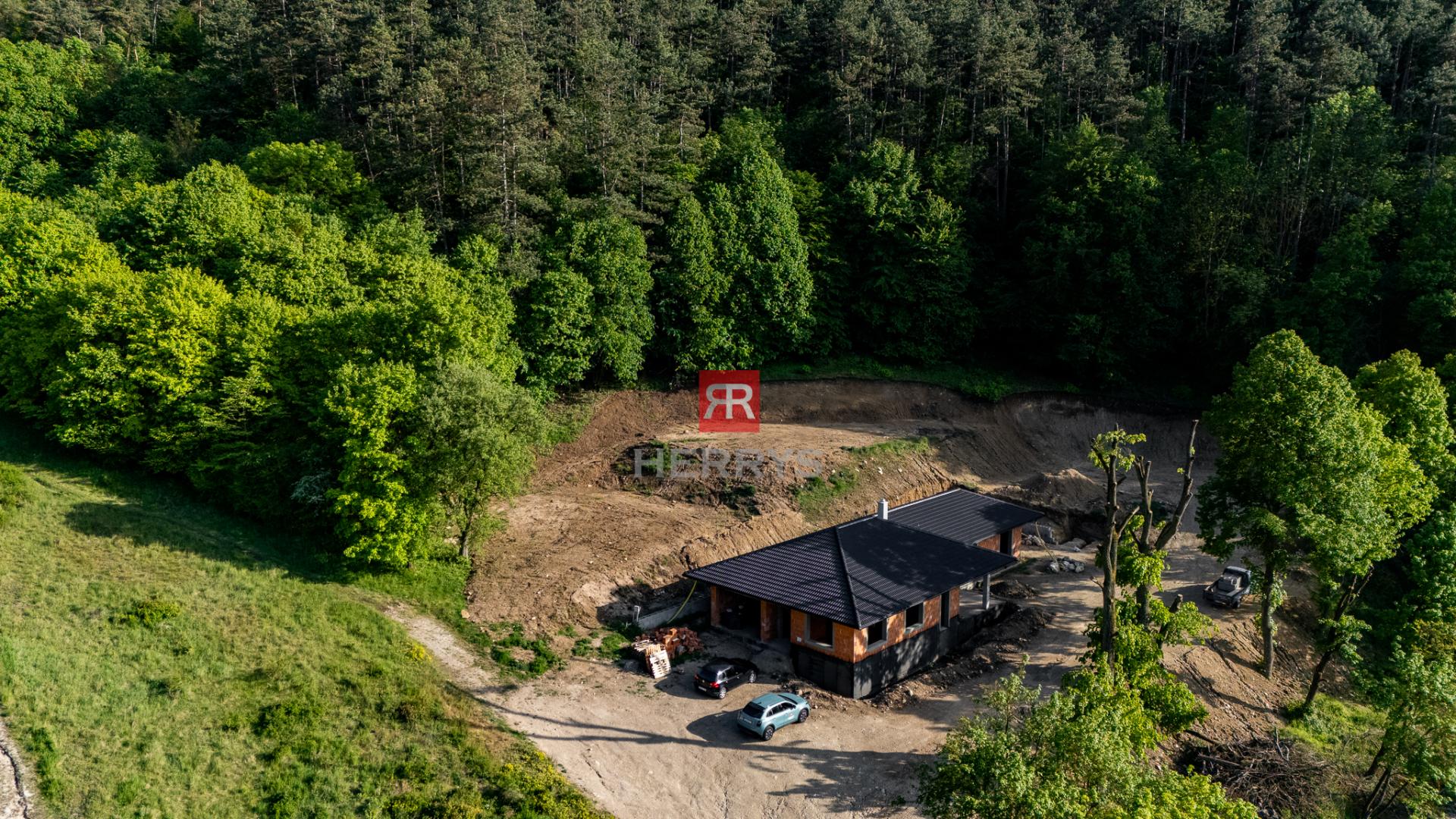 Unikátny stavebný pozemok 1902 m² pod Čachtickým hradom – projekt v cene