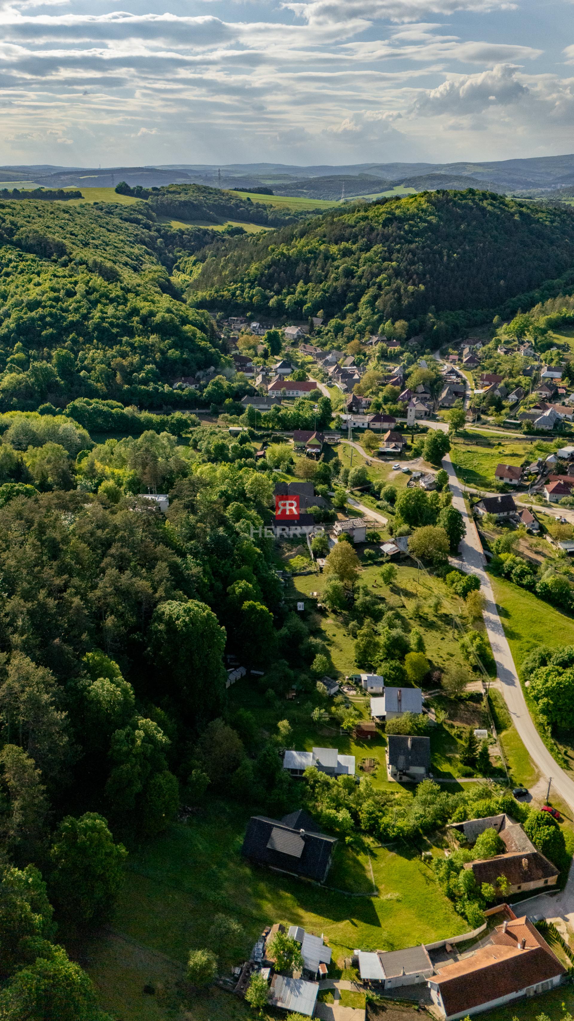 Unikátny stavebný pozemok 1902 m² pod Čachtickým hradom – projekt v cene