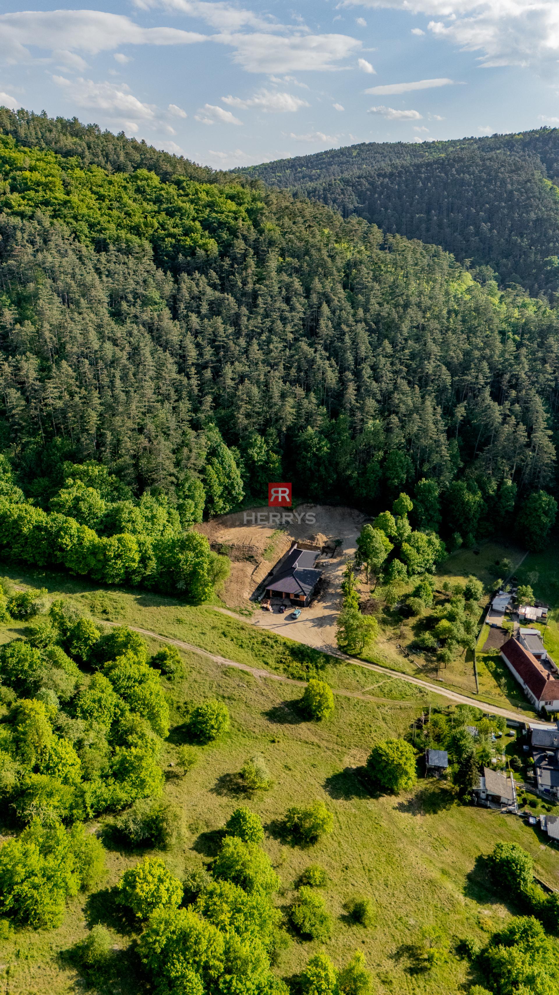 Unikátny stavebný pozemok 1902 m² pod Čachtickým hradom – projekt v cene