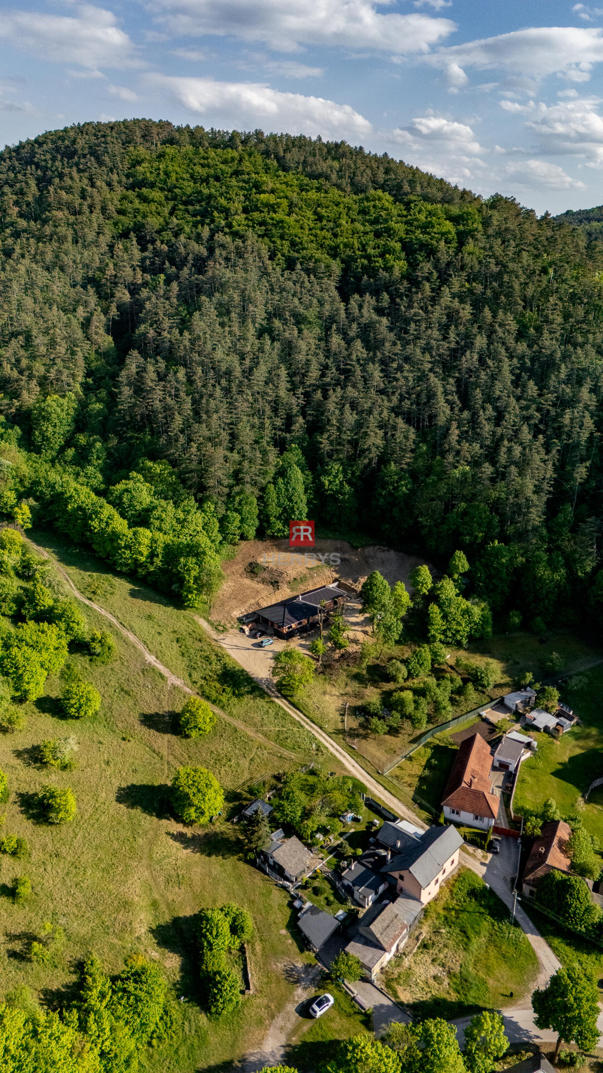Unikátny stavebný pozemok 1902 m² pod Čachtickým hradom – projekt v cene