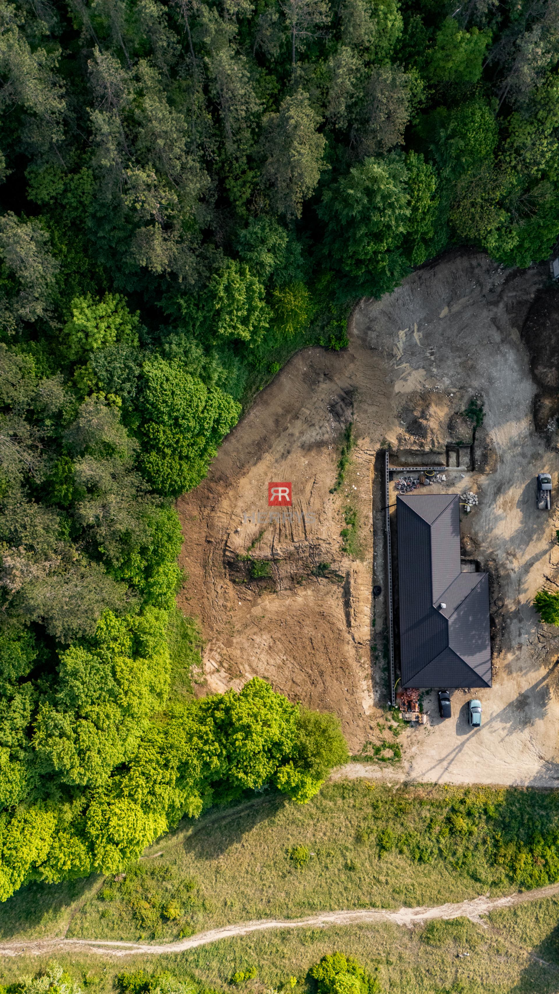 Unikátny stavebný pozemok 1902 m² pod Čachtickým hradom – projekt v cene